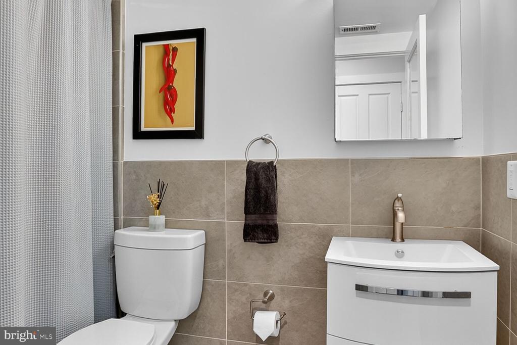 Washington, District of Columbia, 20010, United States, 2 Bedrooms Bedrooms, ,2 BathroomsBathrooms,Residential,For Sale,1975364