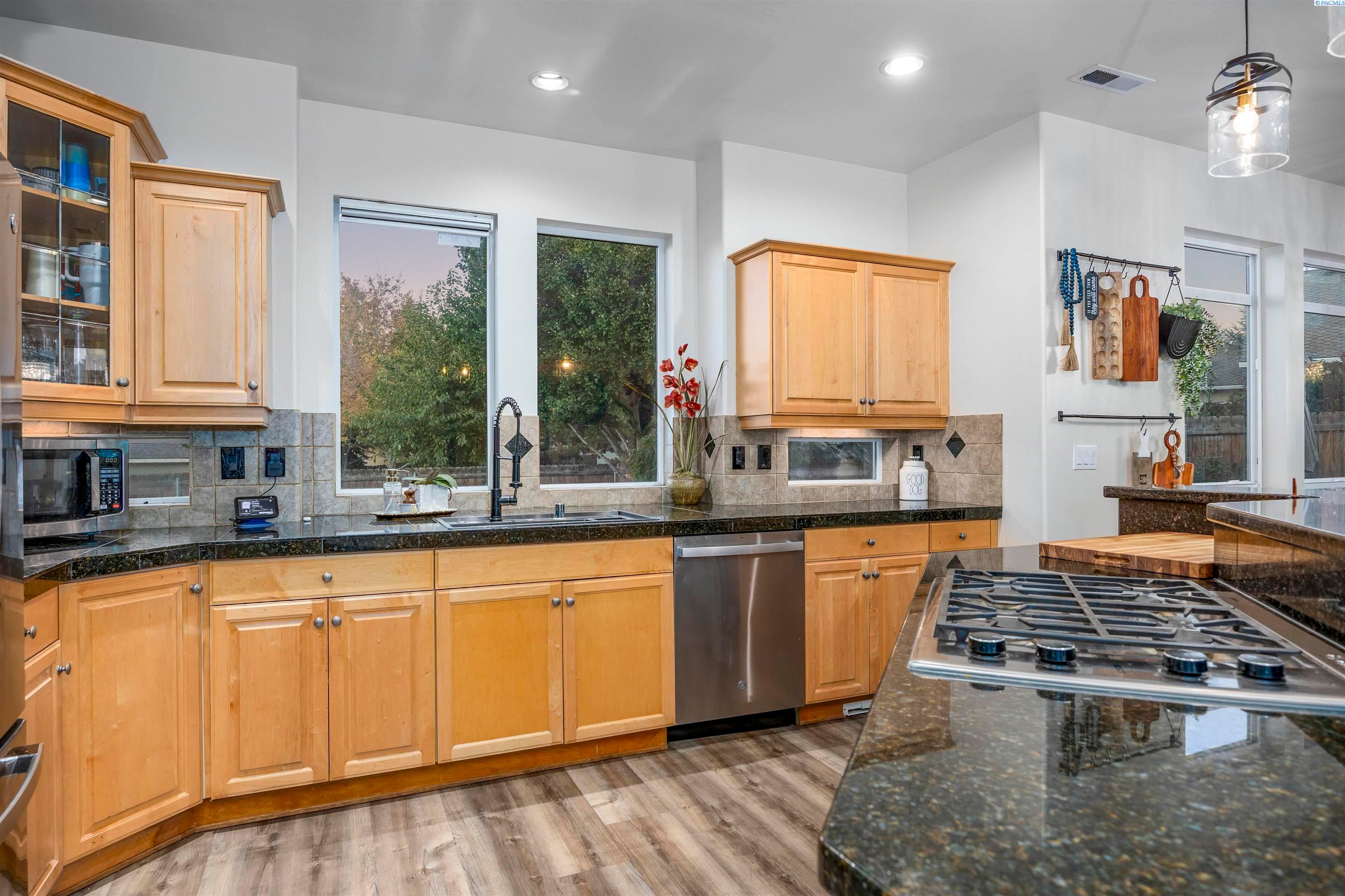 Kennewick, Washington, 99337, United States, 3 Bedrooms Bedrooms, ,3 BathroomsBathrooms,Residential,For Sale,1981093