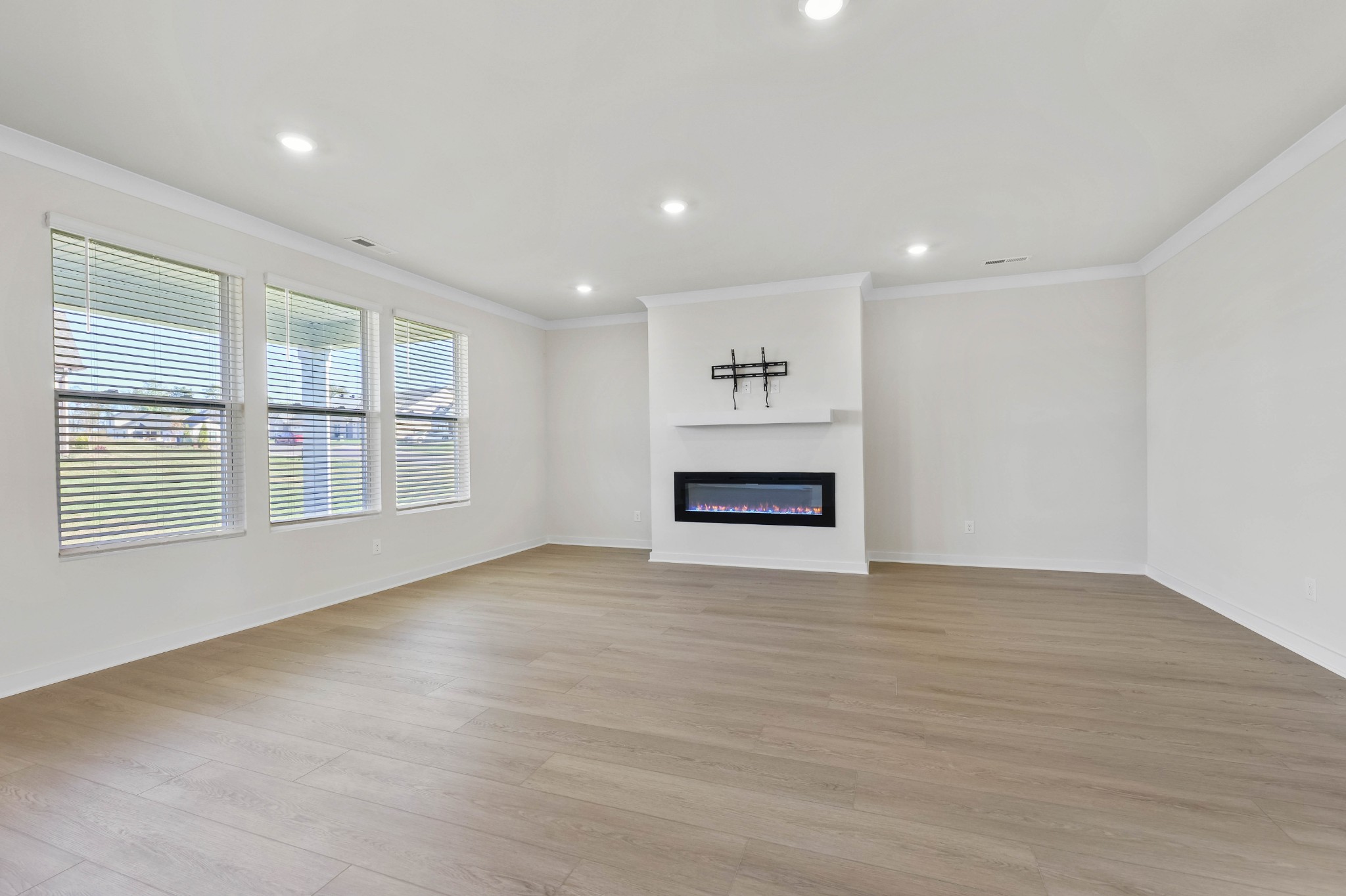 Clarksville, Tennessee, 37043, United States, 5 Bedrooms Bedrooms, ,5 BathroomsBathrooms,Residential,For Sale,1976524