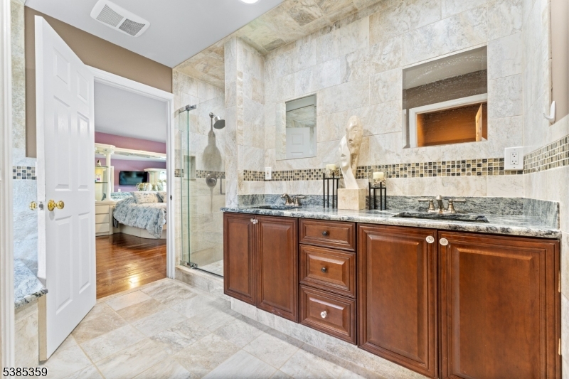 Wayne Twp., New Jersey, 07470, United States, 5 Bedrooms Bedrooms, ,3 BathroomsBathrooms,Residential,For Sale,1947958