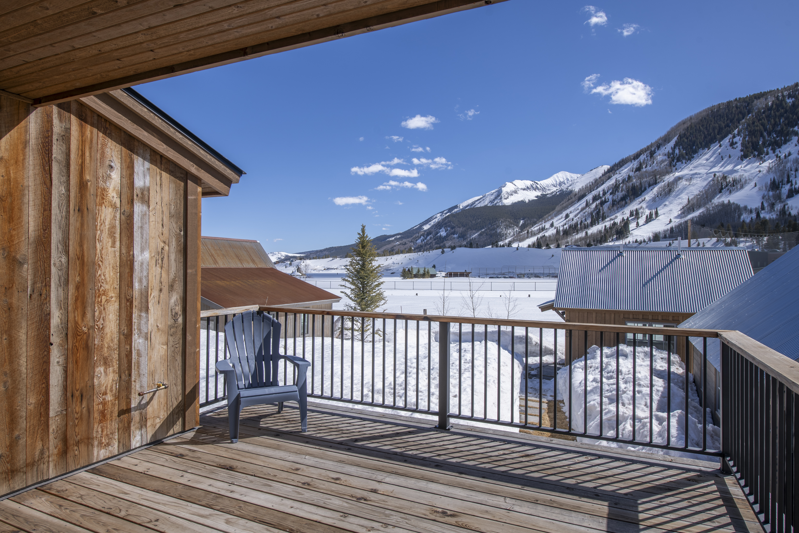  Big And Beautiful In The Desirable And Peaceful East End Of Town - 物件實景