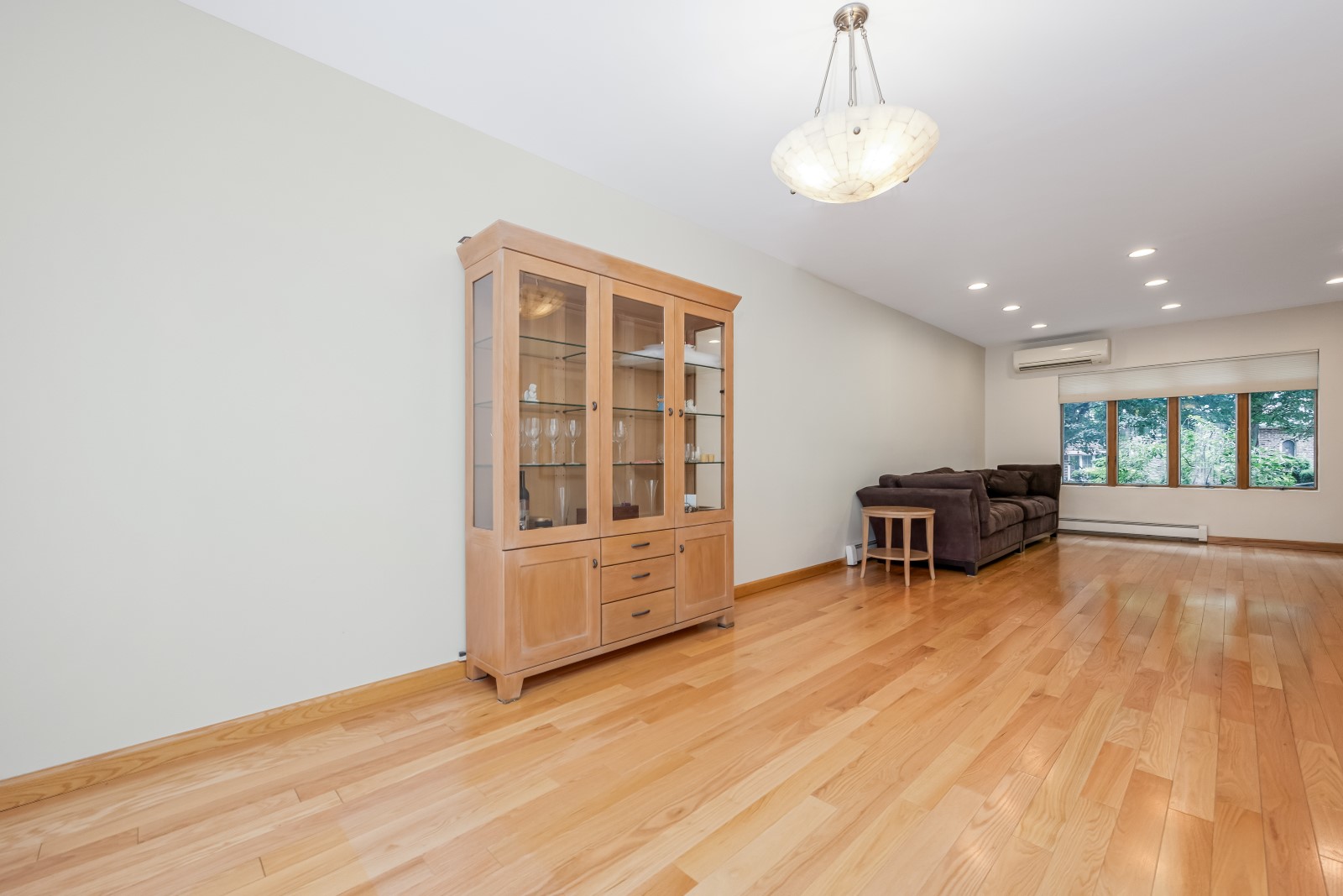 Middle Village, New York, 11379, United States, 3 Bedrooms Bedrooms, ,2 BathroomsBathrooms,Residential,For Sale,1941665