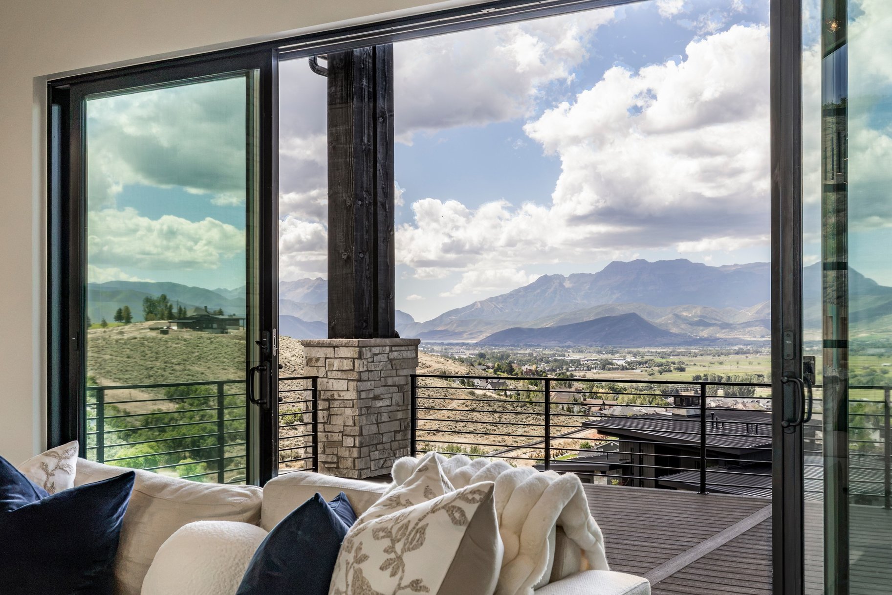  Upgraded Luxury Living with Panoramic Mountain Views - 物件實景