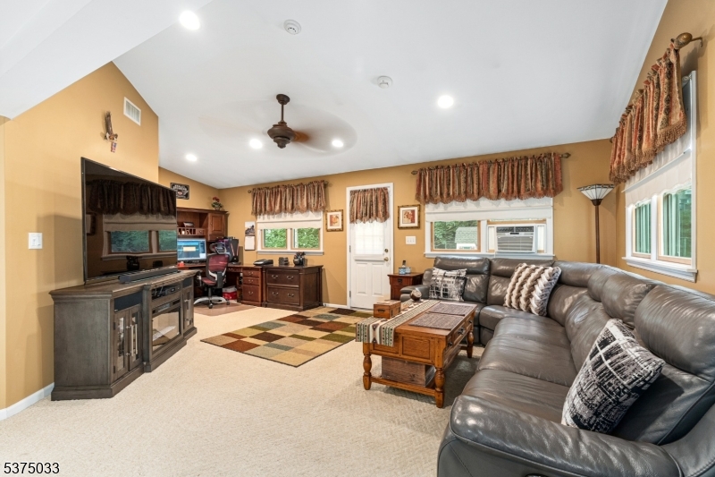 Rockaway Twp., New Jersey, 07866, United States, 3 Bedrooms Bedrooms, ,3 BathroomsBathrooms,Residential,For Sale,1906330