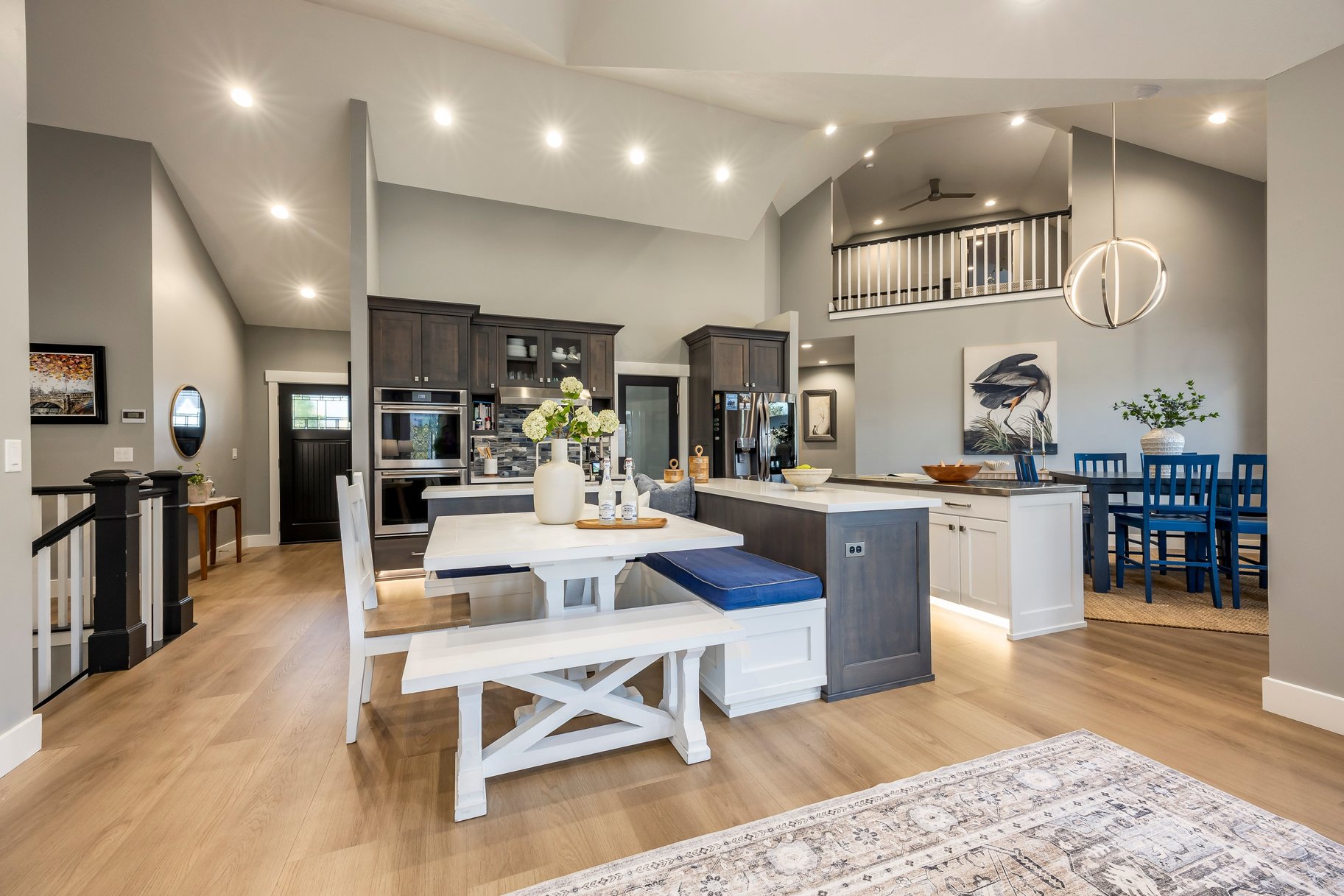  Beautiful Craftsman Rambler With Basement Apartment, Sports Pool and Pool House - 物件實景