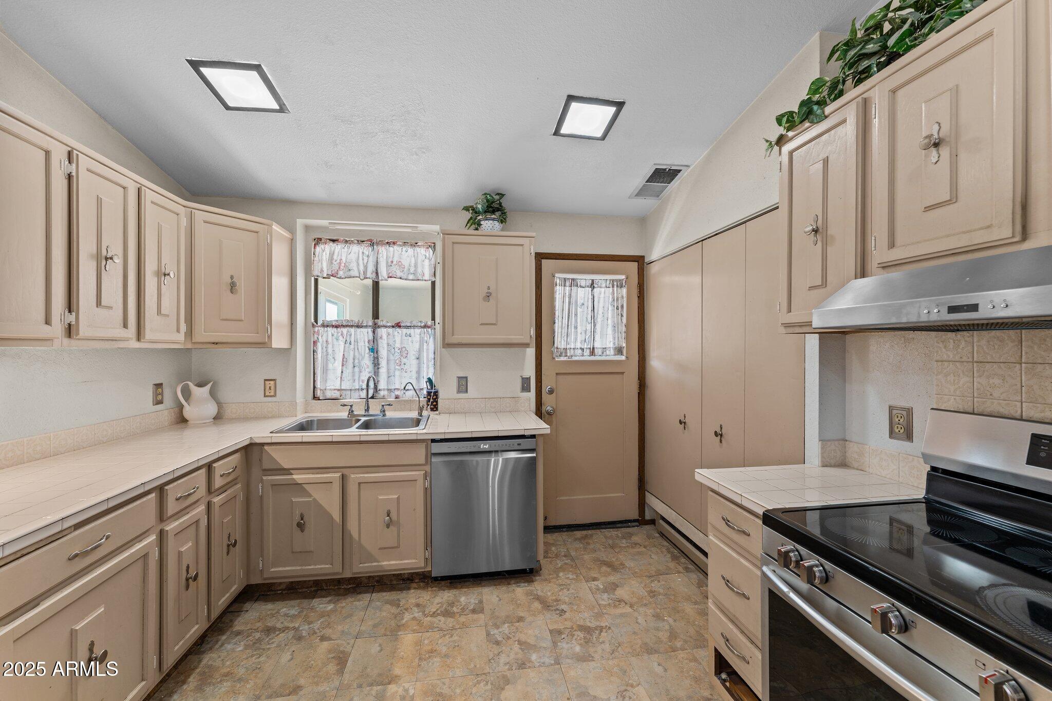 Wickenburg, Arizona, 85390, United States, 4 Bedrooms Bedrooms, ,4 BathroomsBathrooms,Residential,For Sale,1974877