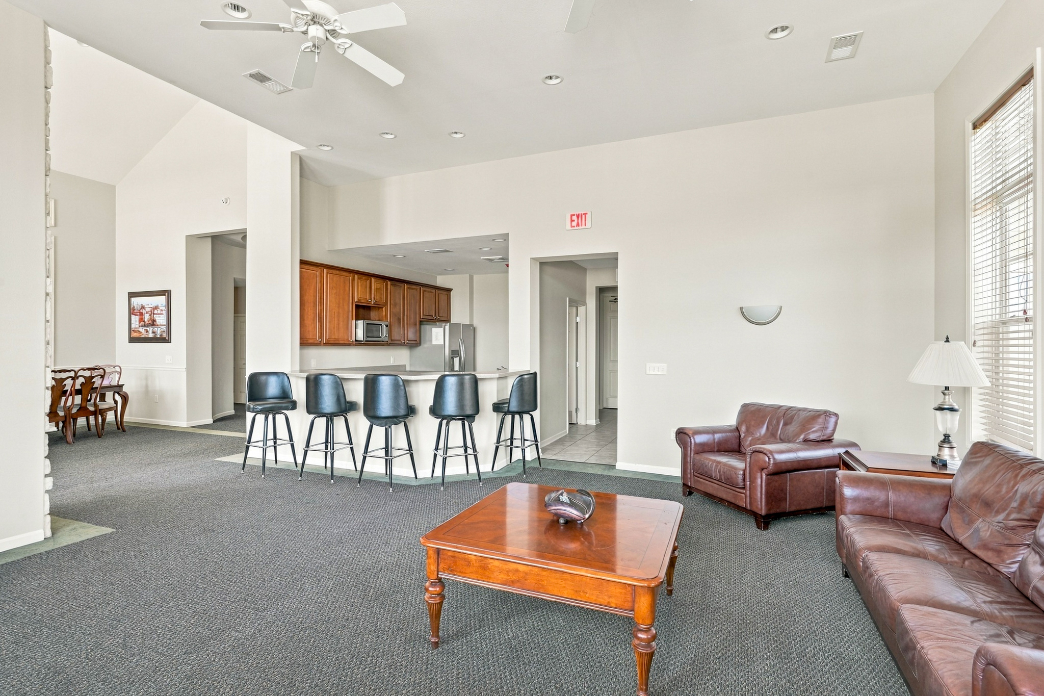  Pewaukee Condo with Scenic Pond Views & Resort Amenities - 物件實景