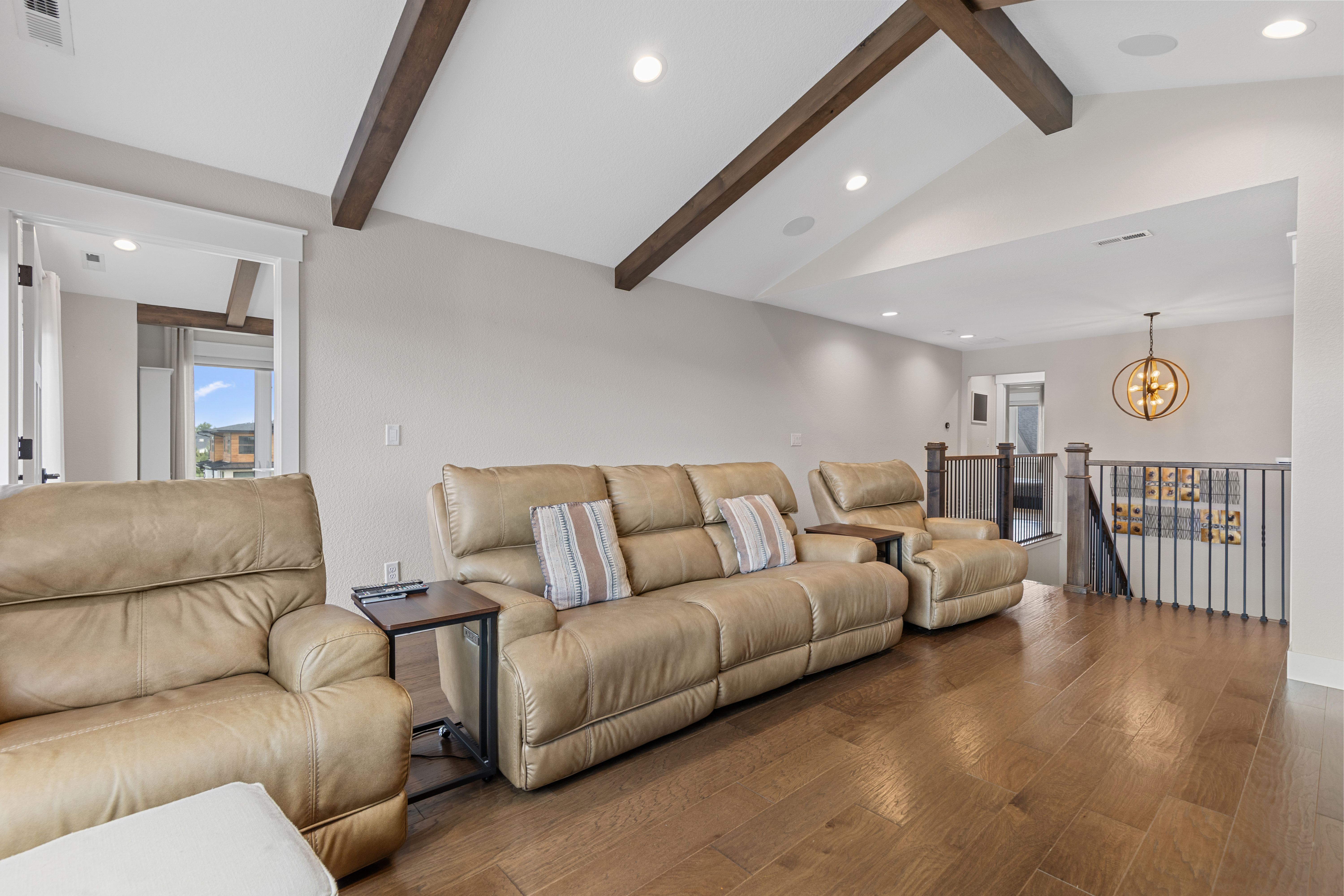  Amazing Opportunity For Multigenerational Living - 物件實景