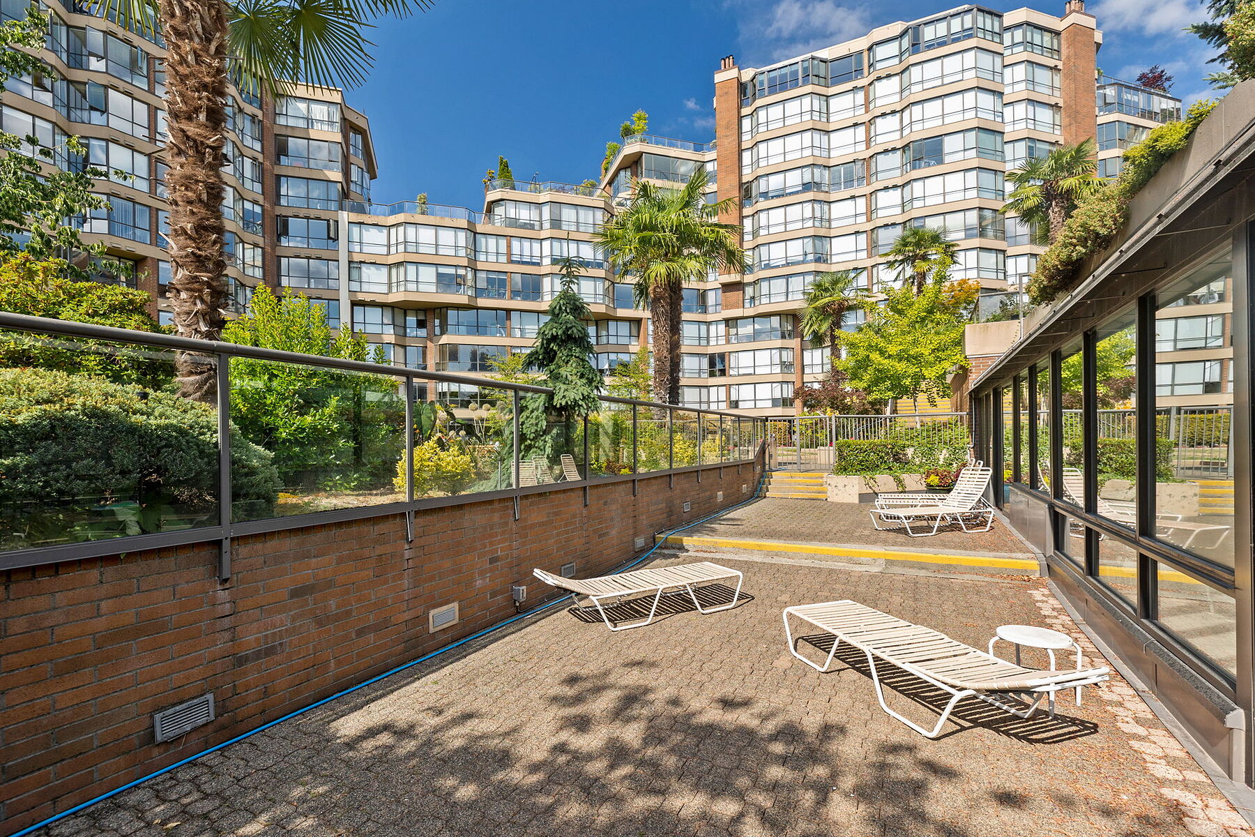  False Creek Resort-Like Living - 物件實景