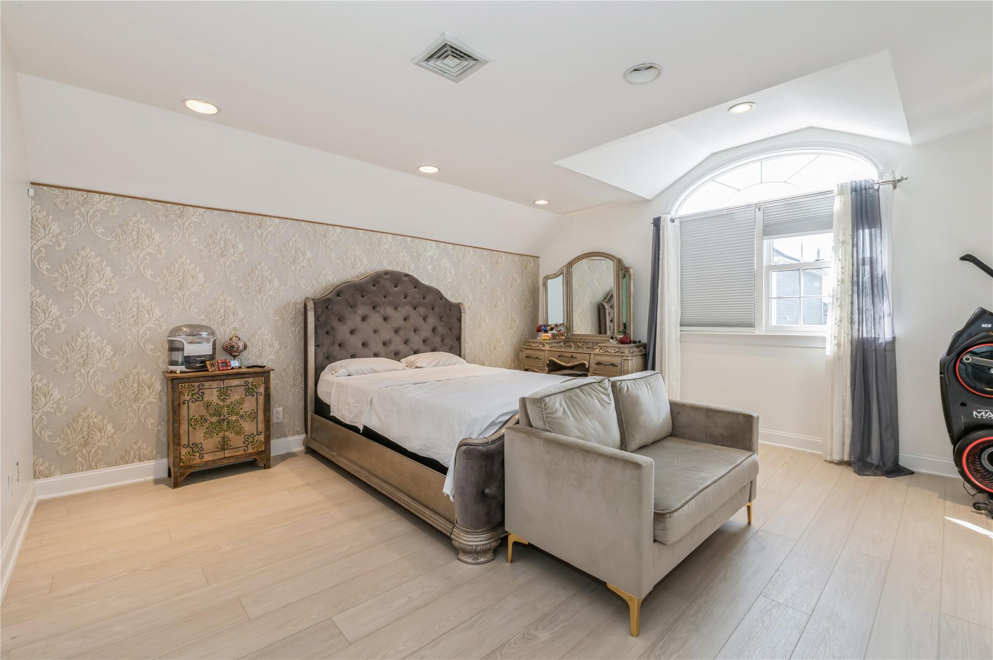 Howard Beach, New York, 11414, United States, 3 Bedrooms Bedrooms, ,2 BathroomsBathrooms,Residential,For Sale,1908701