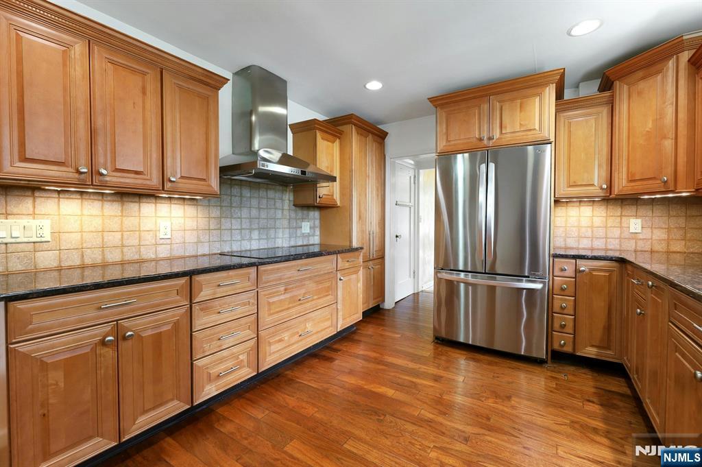 Leonia, New Jersey, 07605, United States, 5 Bedrooms Bedrooms, ,4 BathroomsBathrooms,Residential,For Sale,1934270