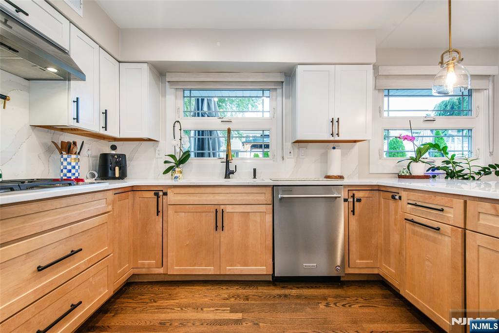 Elmwood Park, New Jersey, 07407, United States, 3 Bedrooms Bedrooms, ,3 BathroomsBathrooms,Residential,For Sale,1941820