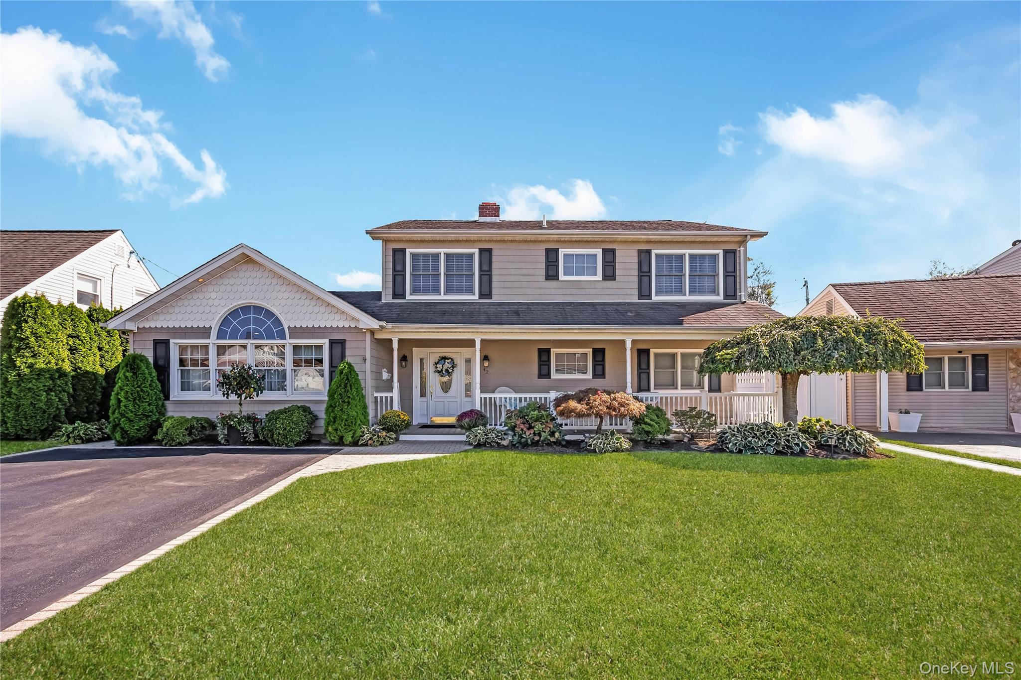 Grey Ln, Levittown, NY 11756