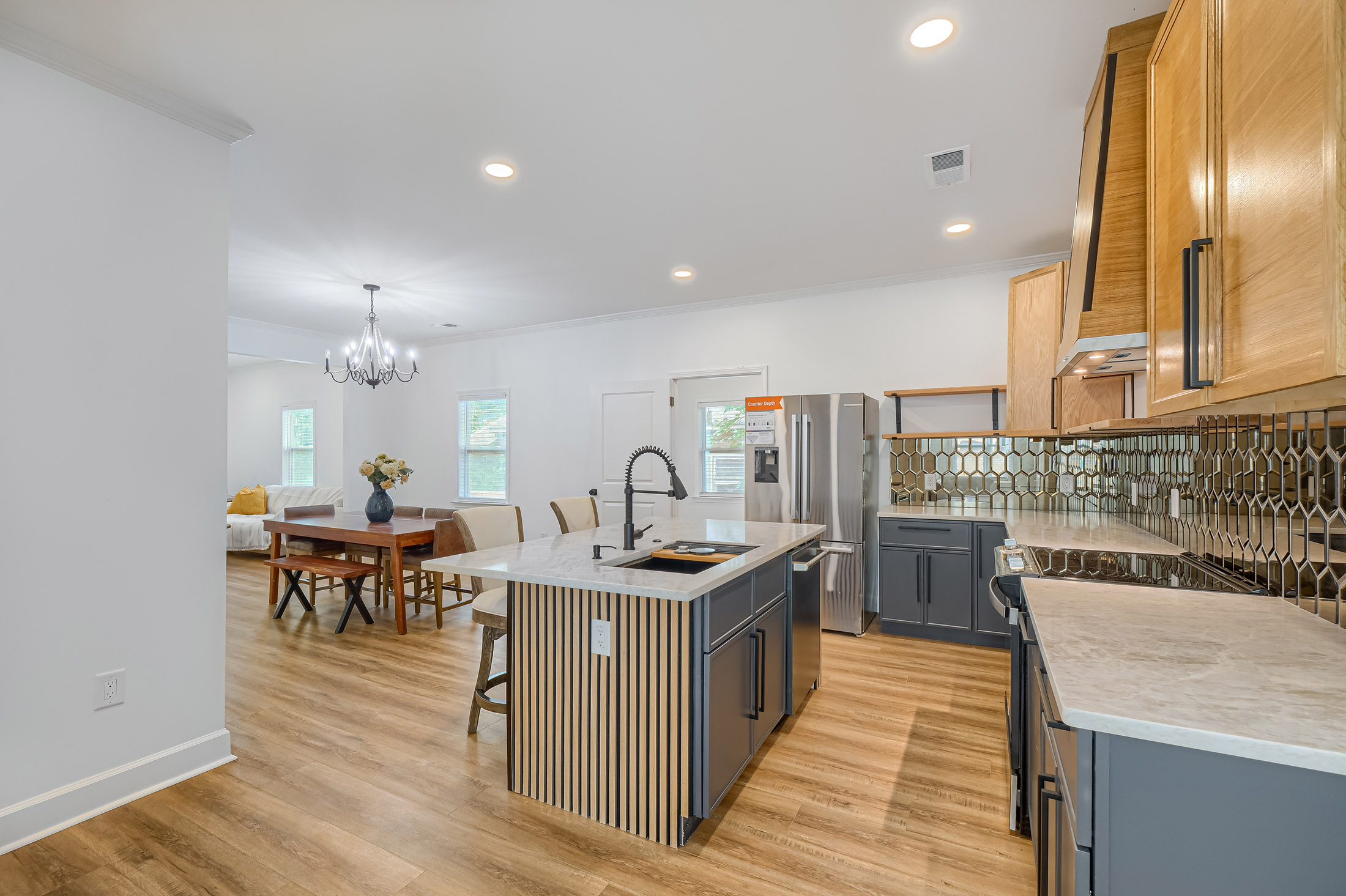  beautifully renovated home where  modern upgrades meet timeless charm - 物件實景