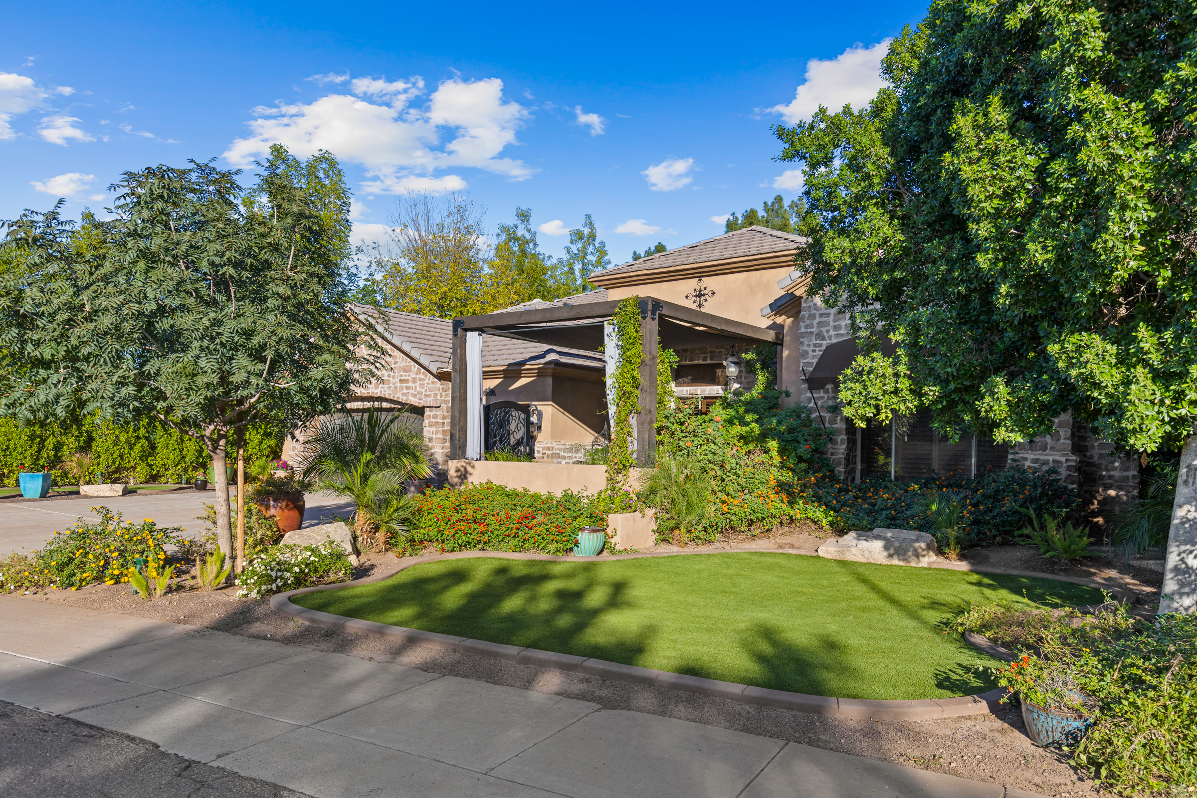 Tempe, Arizona, 85284, United States, 5 Bedrooms Bedrooms, ,3 BathroomsBathrooms,Residential,For Sale,1989924