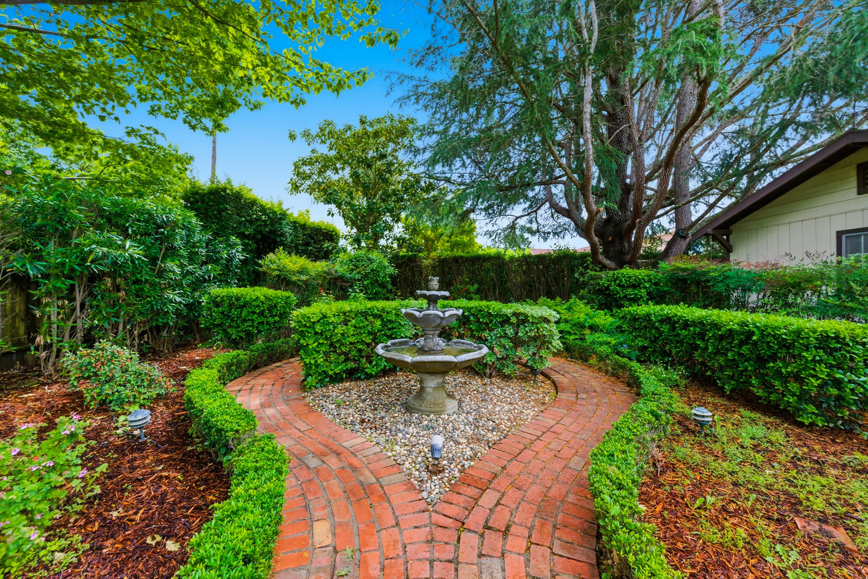  Charm and Opportunity in Browns Valley - 物件實景