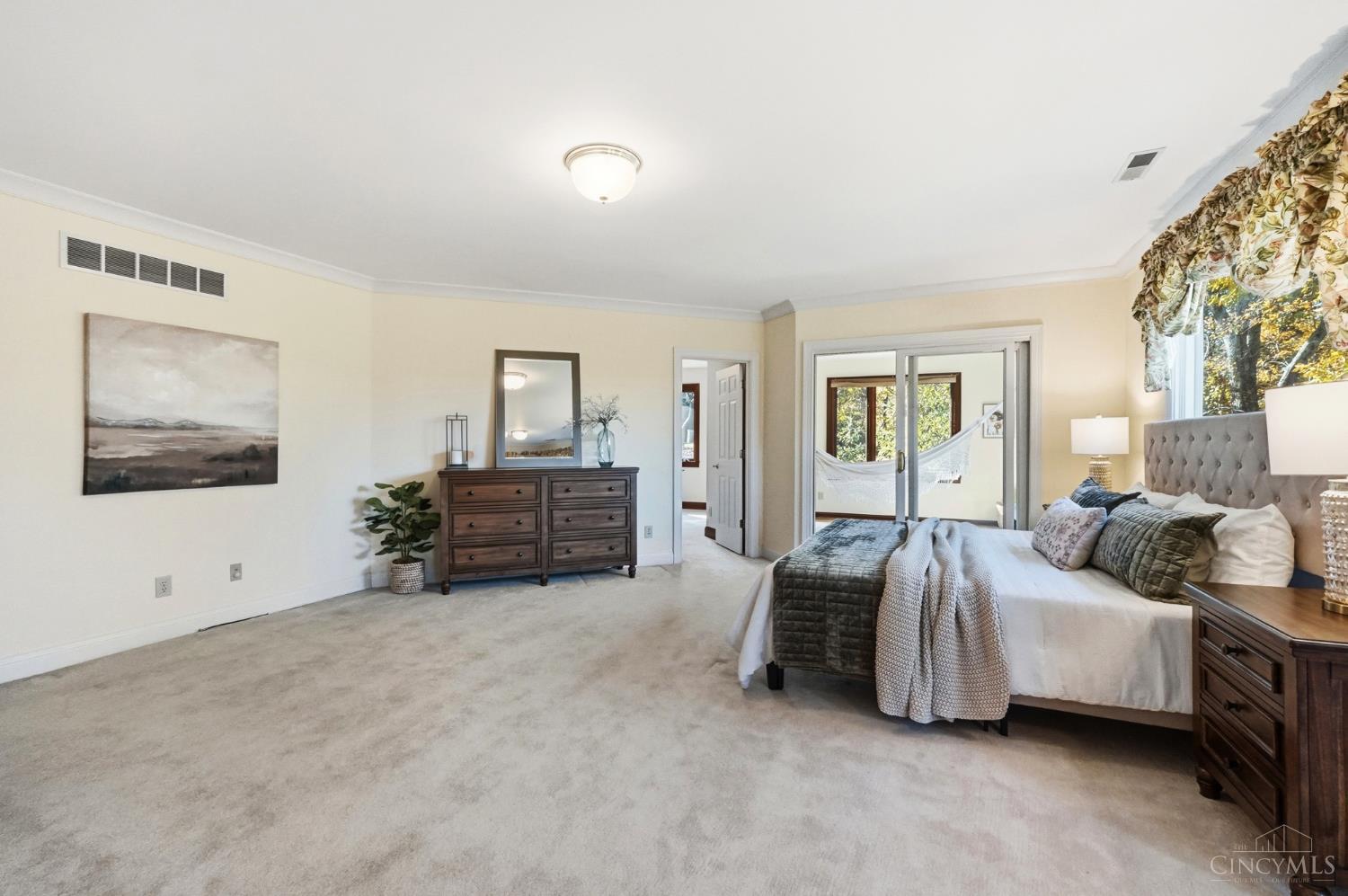 Anderson Twp, Ohio, 45230, United States, 5 Bedrooms Bedrooms, ,6 BathroomsBathrooms,Residential,For Sale,1988245