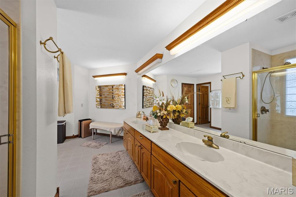 Shiloh, Illinois, 62221, United States, 5 Bedrooms Bedrooms, ,6 BathroomsBathrooms,Residential,For Sale,1890091