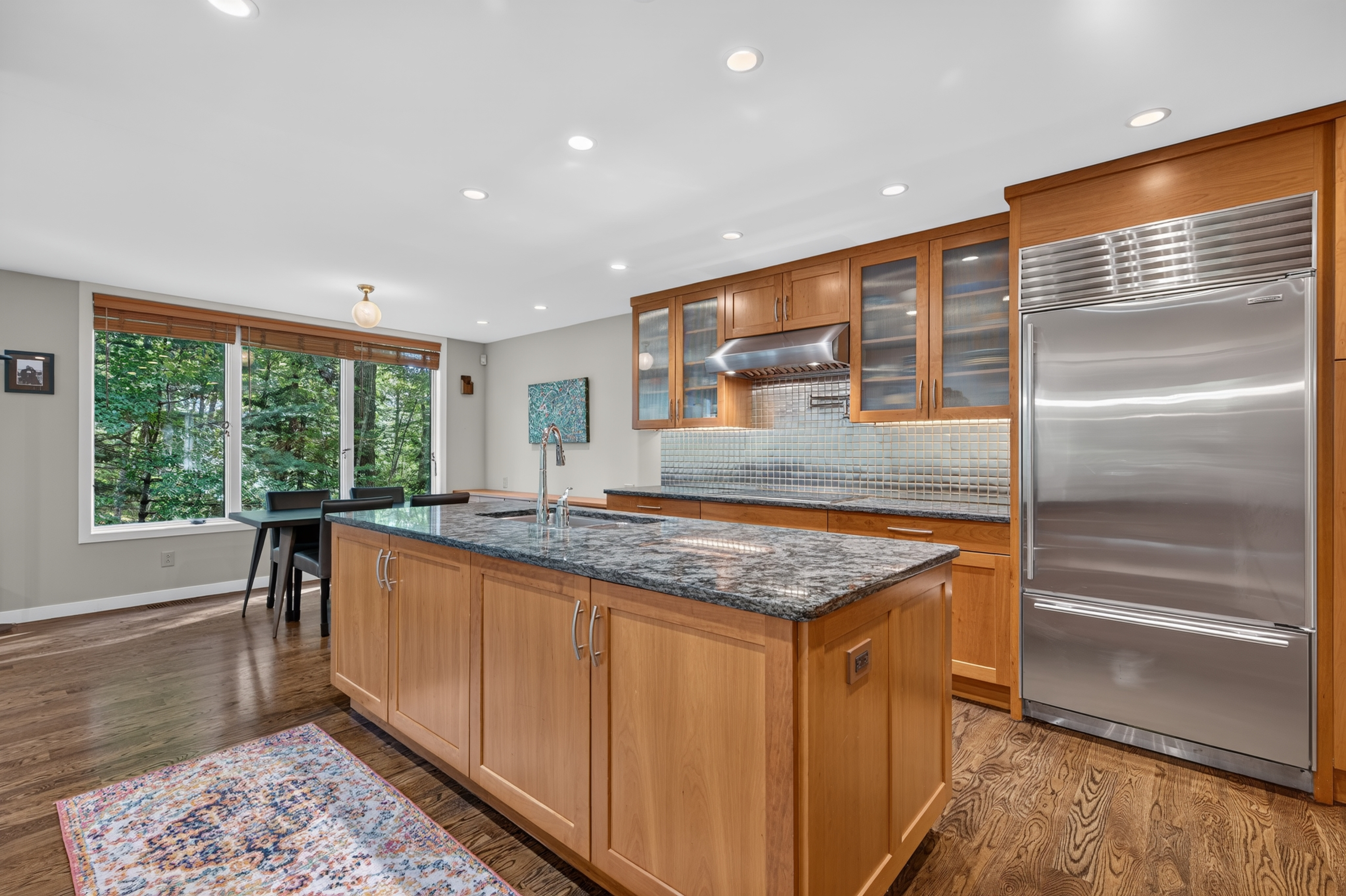  Immaculate Home with Classic Versatile Design Offers Privacy - 物件實景