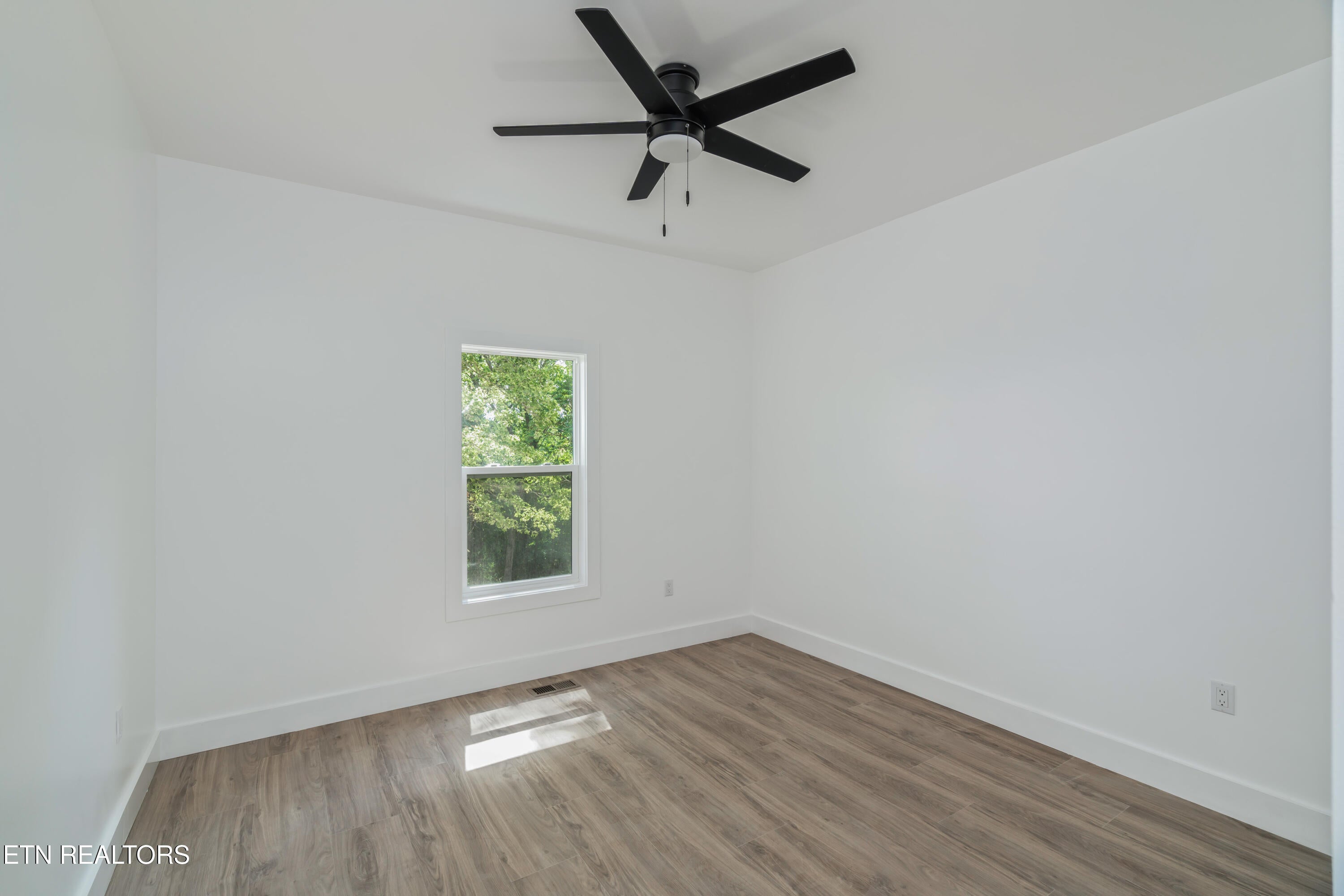 Kingston, Tennessee, 37763, United States, 3 Bedrooms Bedrooms, ,2 BathroomsBathrooms,Residential,For Sale,1907401