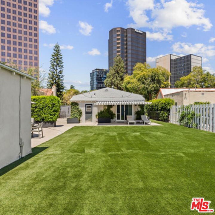 Los Angeles, California, 90048, United States, 3 Bedrooms Bedrooms, ,2 BathroomsBathrooms,Residential,For Sale,1919092
