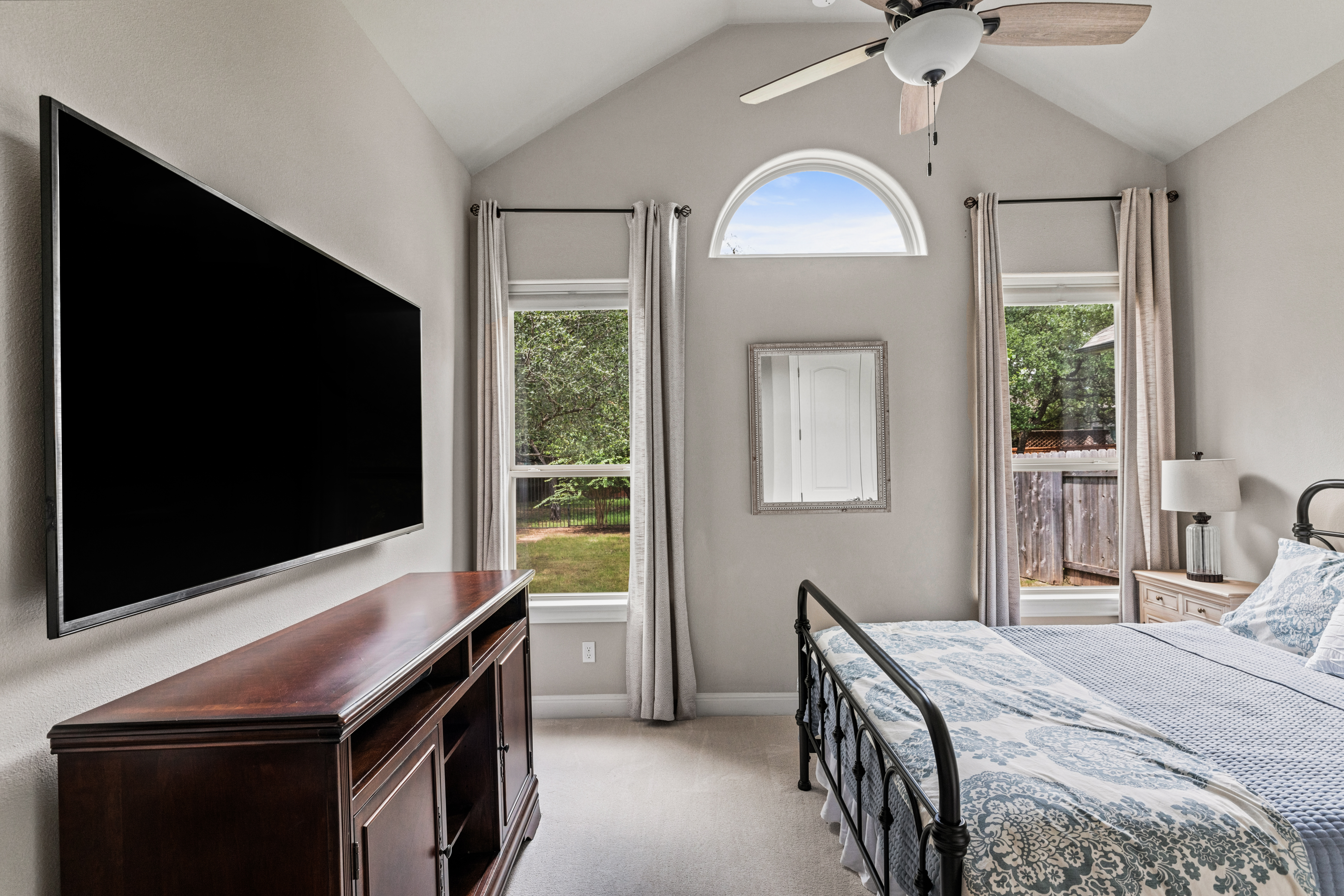  Private Greenbelt Retreat with Dual Main-Floor Suites - 物件實景