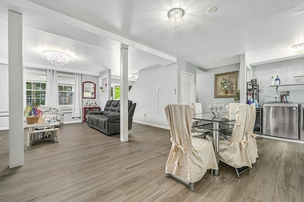 Webster, Massachusetts, 01570, United States, 3 Bedrooms Bedrooms, ,2 BathroomsBathrooms,Residential,For Sale,1937181