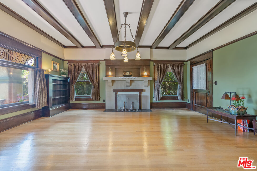 Los Angeles, California, 90006, United States, 6 Bedrooms Bedrooms, ,5 BathroomsBathrooms,Residential,For Sale,1883118