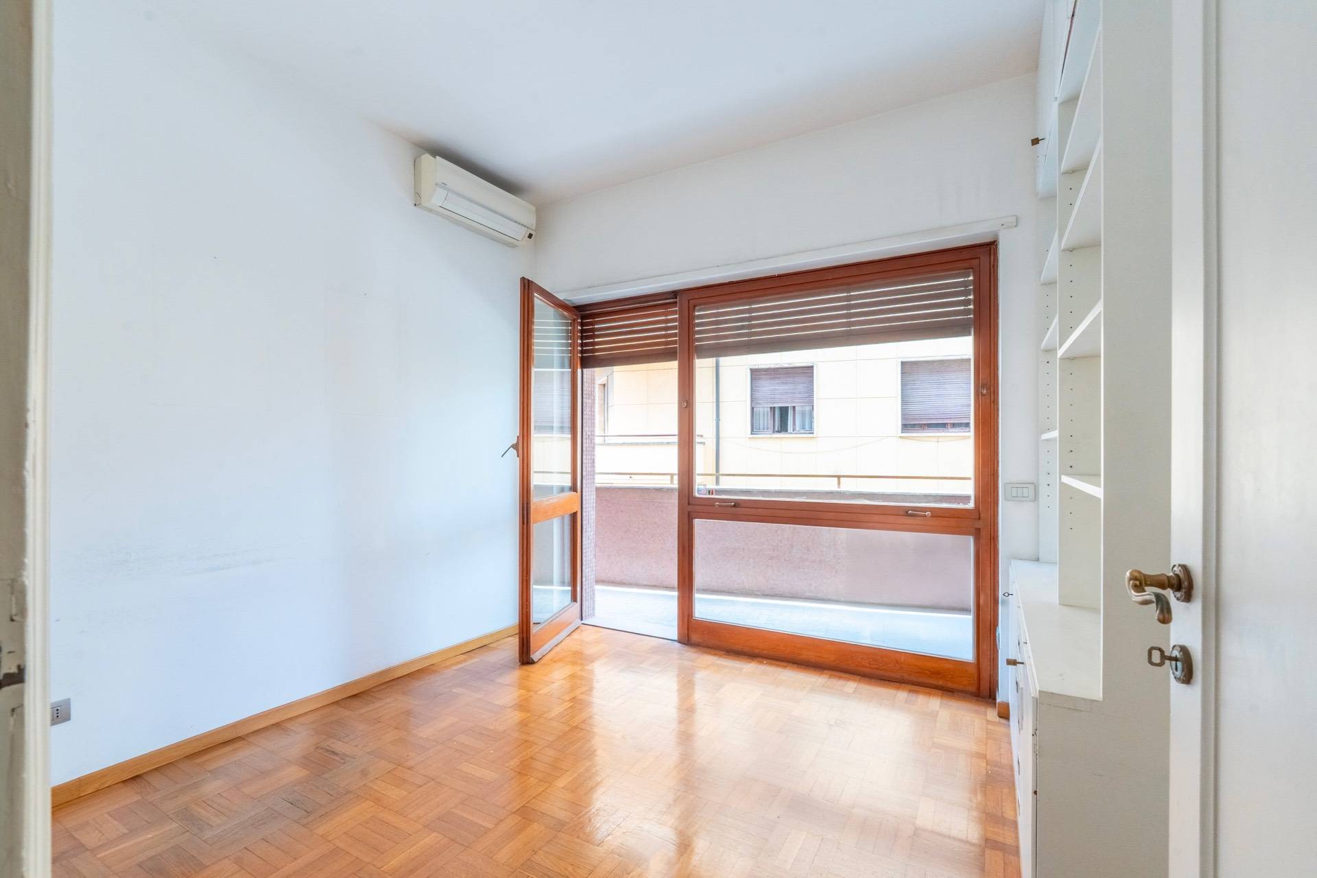 Roma, Roma, 00100, IT, 4 Bedrooms Bedrooms, ,2 BathroomsBathrooms,Residential,For Sale,1836935