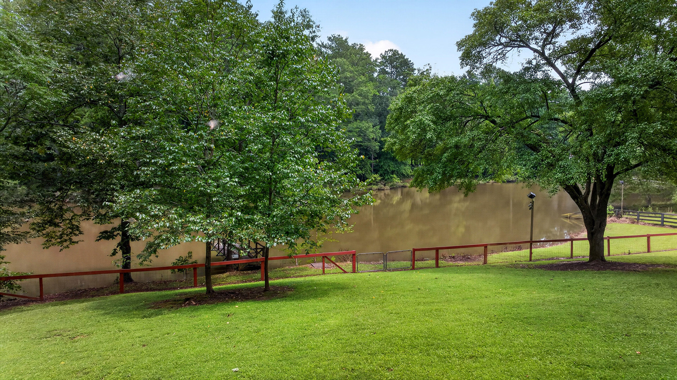  Nestled on Nearly Two Private Acres Overlooking a Picturesque Pond - 物件實景