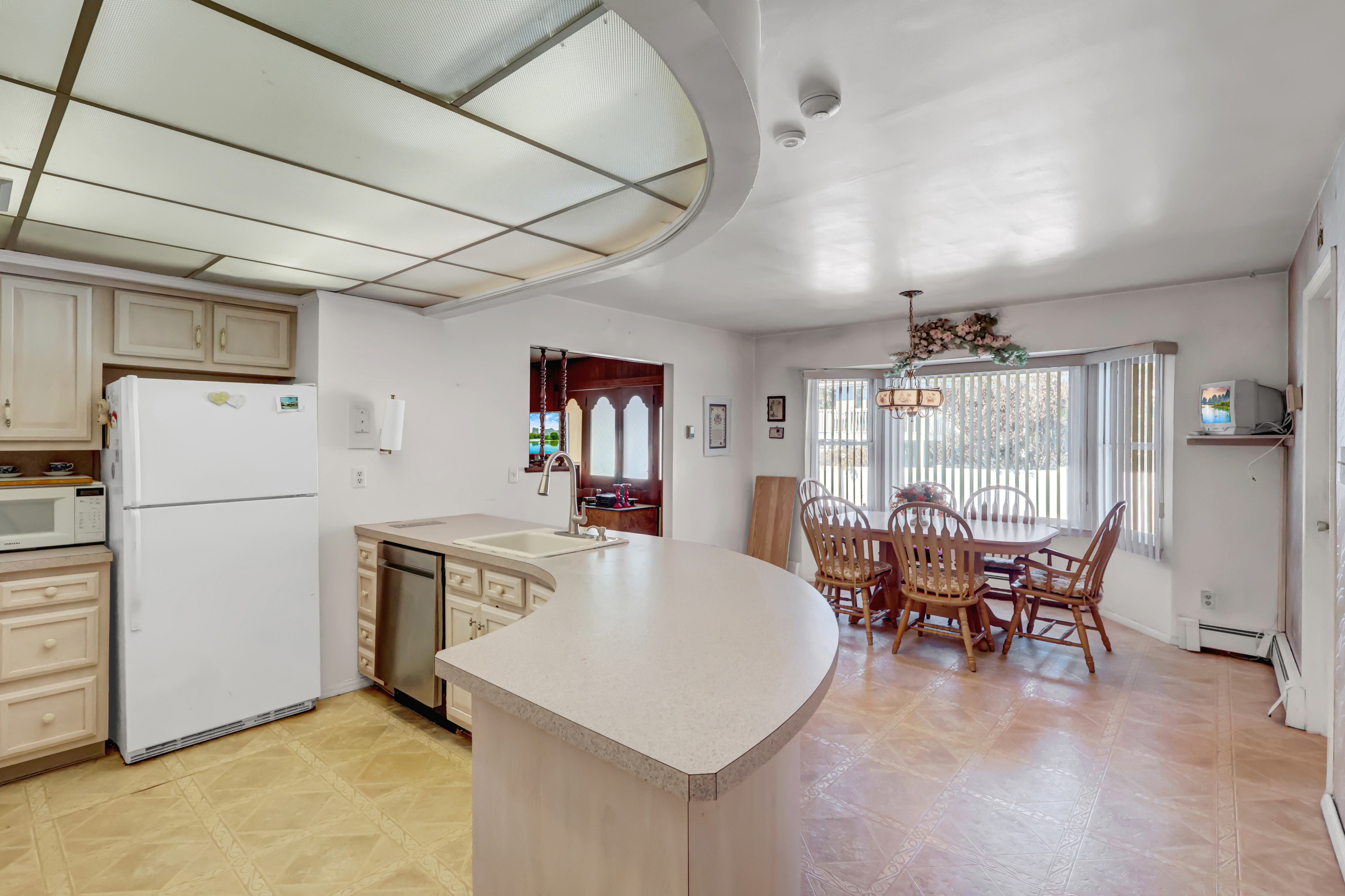 West Babylon, New York, 11704, United States, 3 Bedrooms Bedrooms, ,3 BathroomsBathrooms,Residential,For Sale,1977604