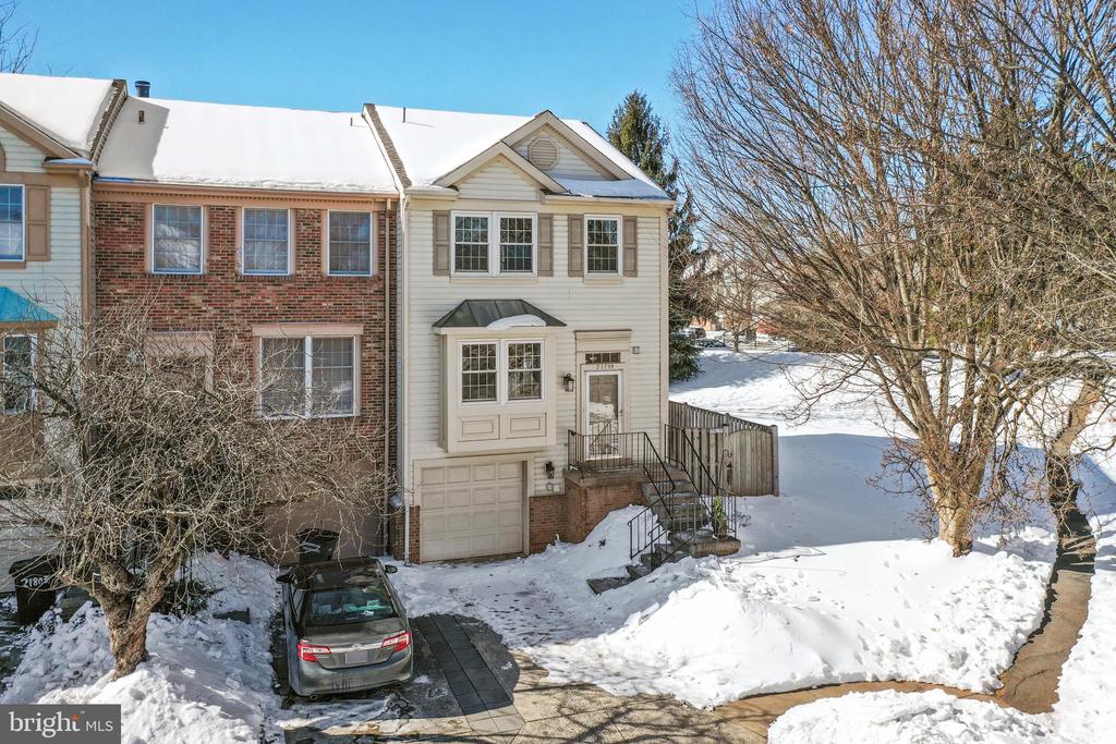 Sterling, Virginia, 20164, United States, 2 Bedrooms Bedrooms, ,3 BathroomsBathrooms,Residential,For Sale,2015095