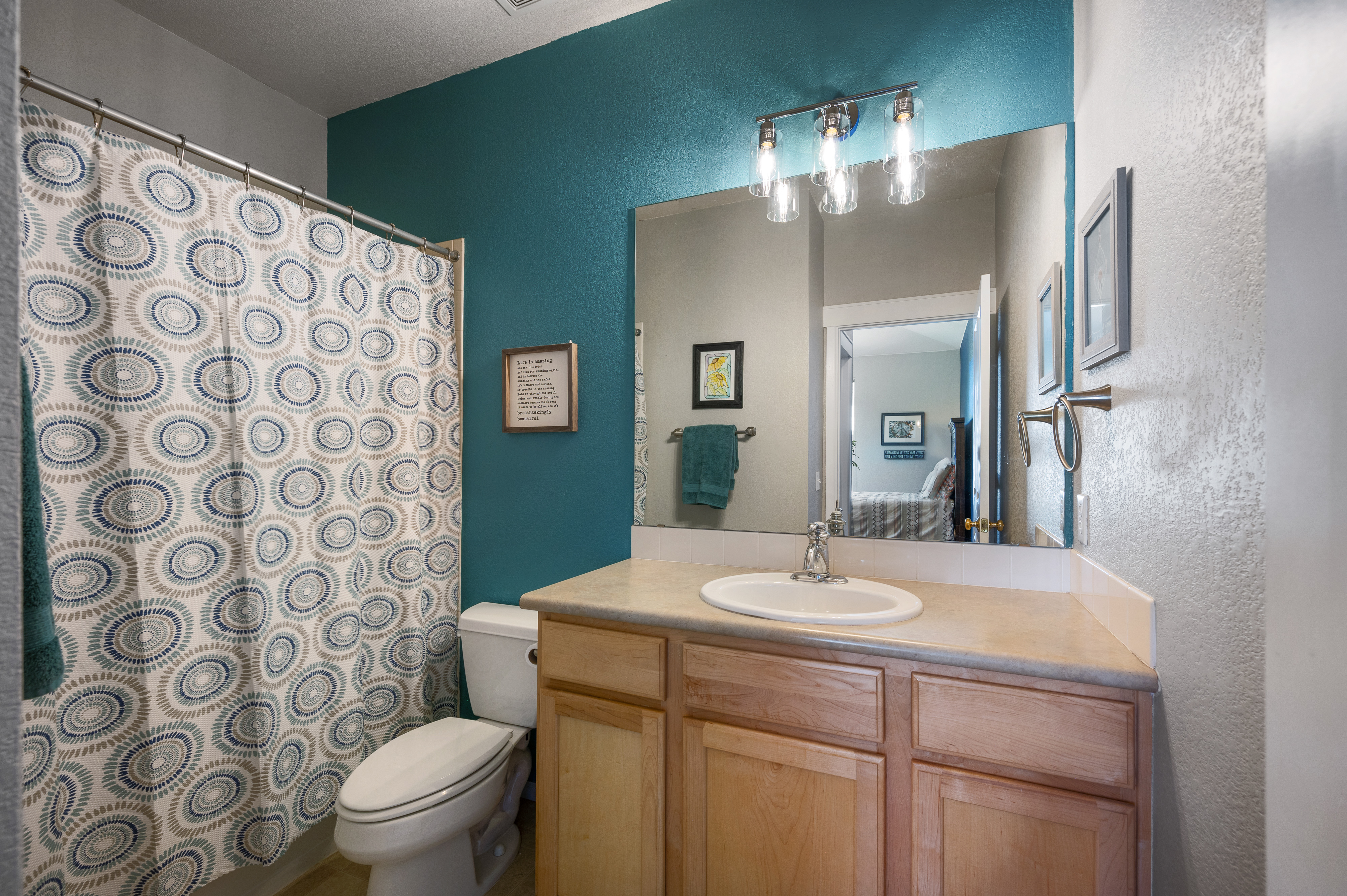  Beautifully Designed 2nd-floor Condo in Sought-after Community of Edgewater Park - 物件實景