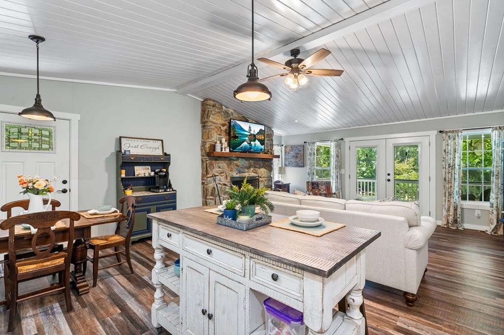 Murphy, North Carolina, 28906, United States, 2 Bedrooms Bedrooms, ,2 BathroomsBathrooms,Residential,For Sale,1976149