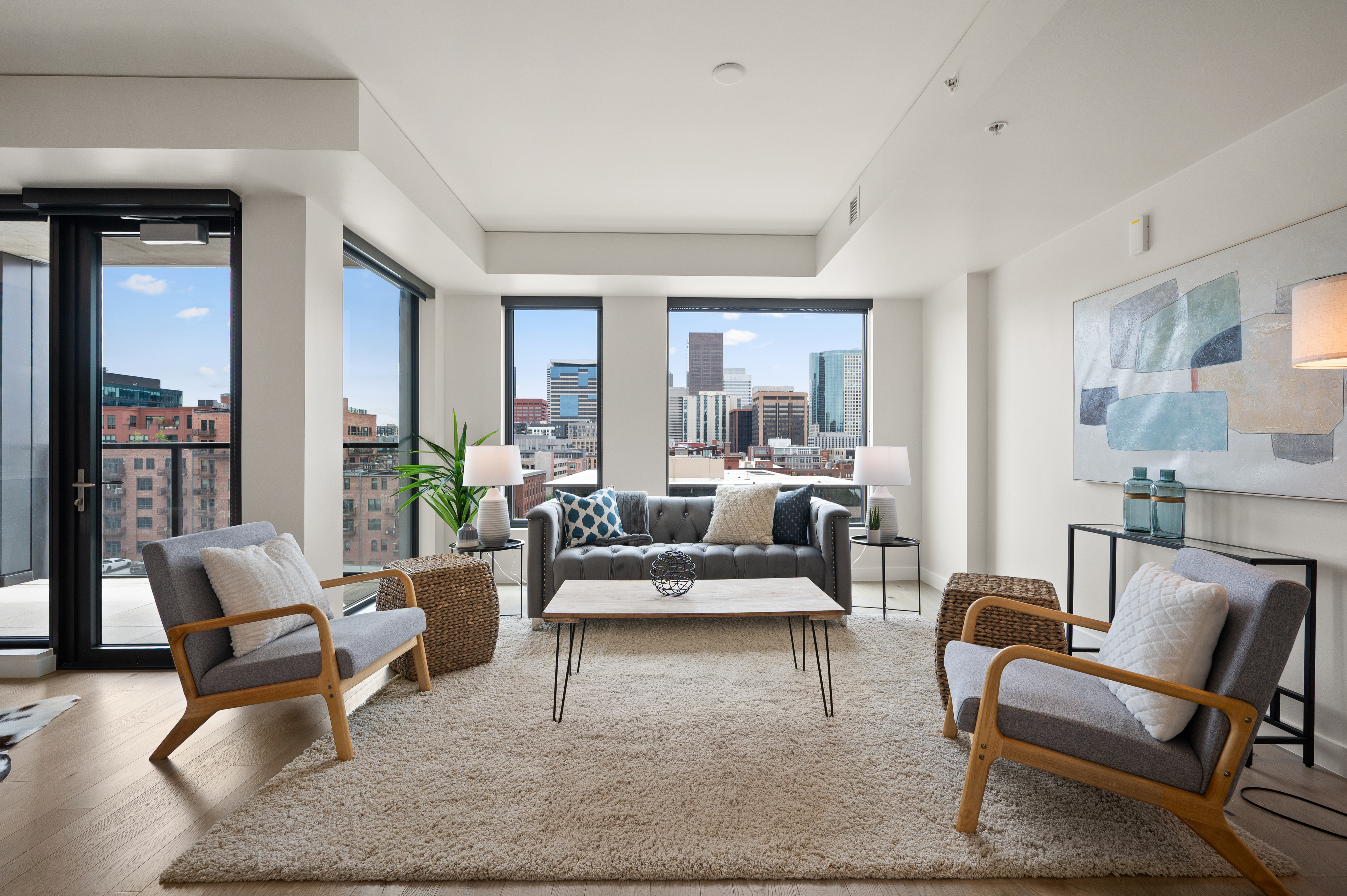  Phenomenal Views From The Floor To Ceiling Windows In This Downtown Building - 物件實景