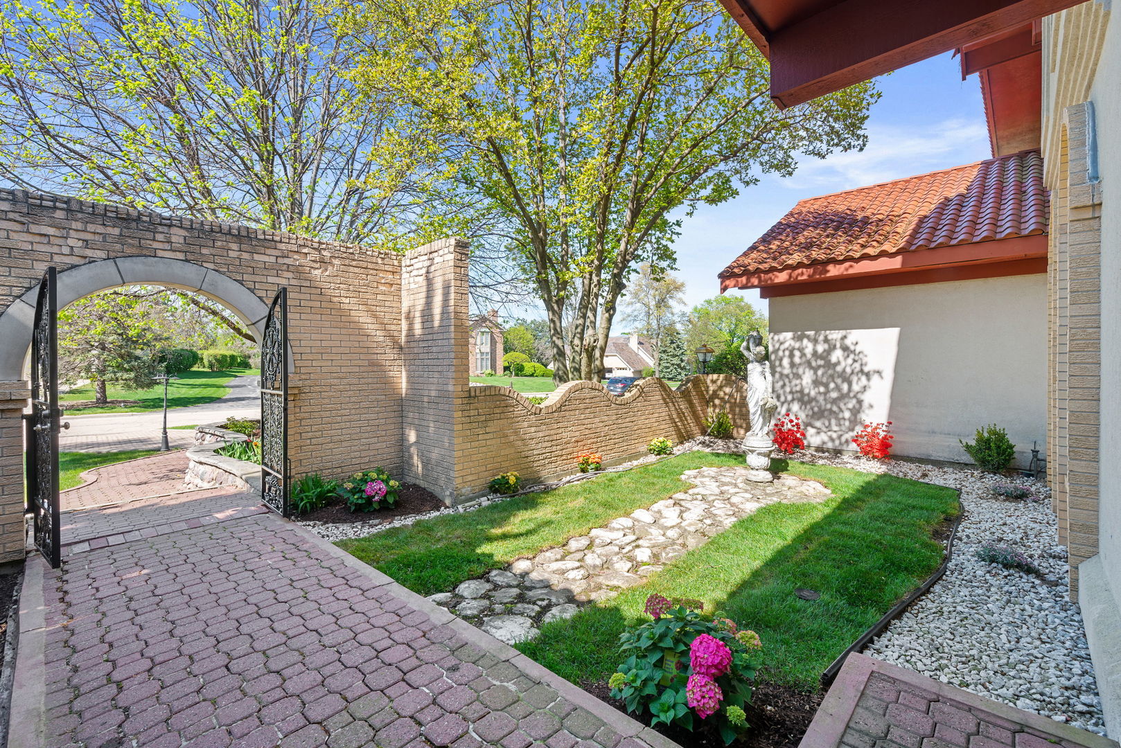 Oak Brook, Illinois, 60523, United States, 5 Bedrooms Bedrooms, ,6 BathroomsBathrooms,Residential,For Sale,1796873