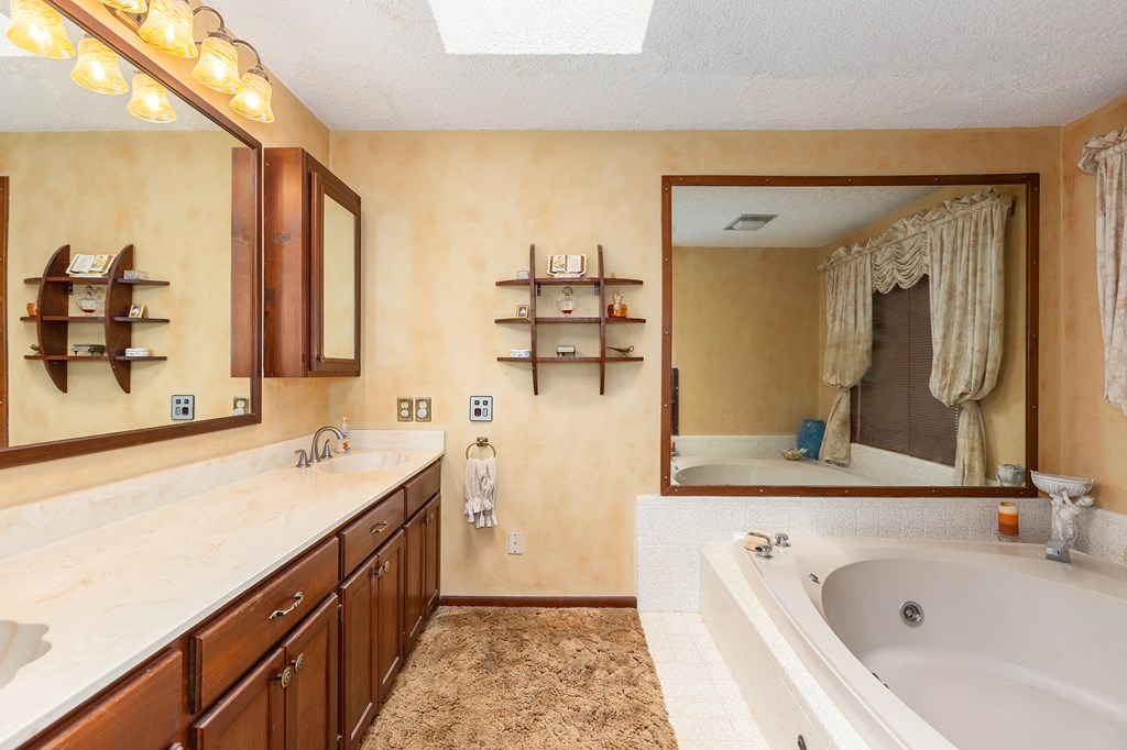 Pineland, Texas, 75968, United States, 4 Bedrooms Bedrooms, ,5 BathroomsBathrooms,Residential,For Sale,1983137