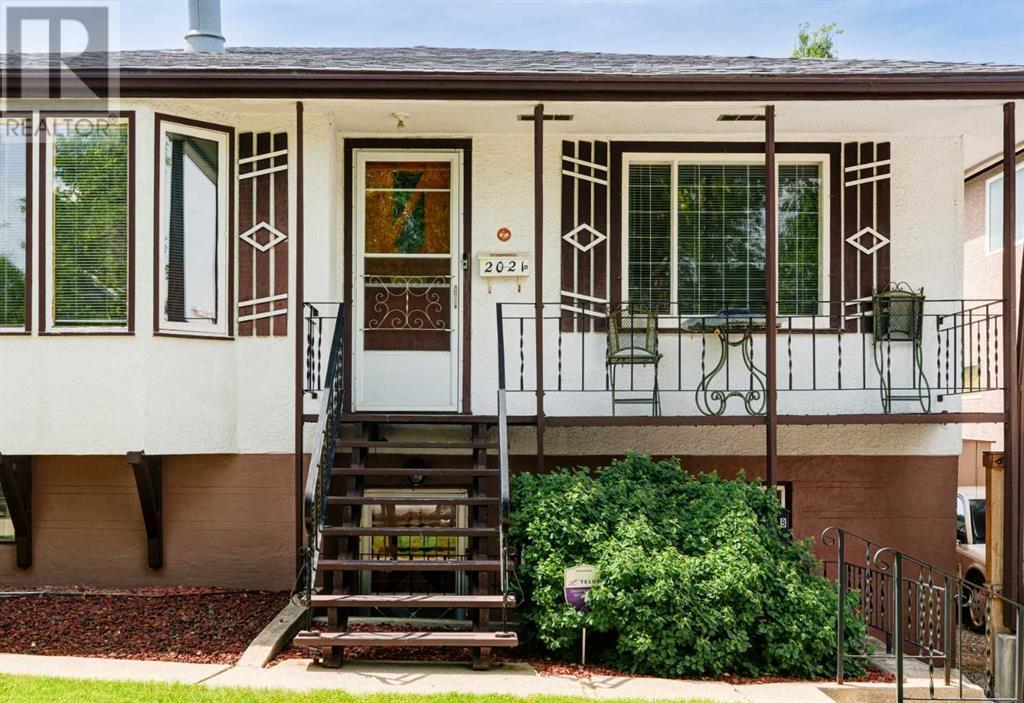 CALGARY, Alberta, T3E 2S7, CA, 3 Bedrooms Bedrooms, ,2 BathroomsBathrooms,Residential,For Sale,1896041