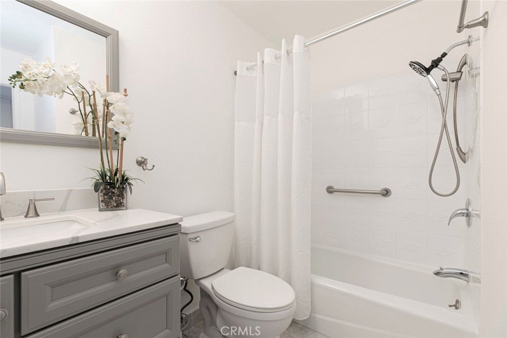 Van Nuys, California, 91411, United States, 2 Bedrooms Bedrooms, ,2 BathroomsBathrooms,Residential,For Sale,1954543