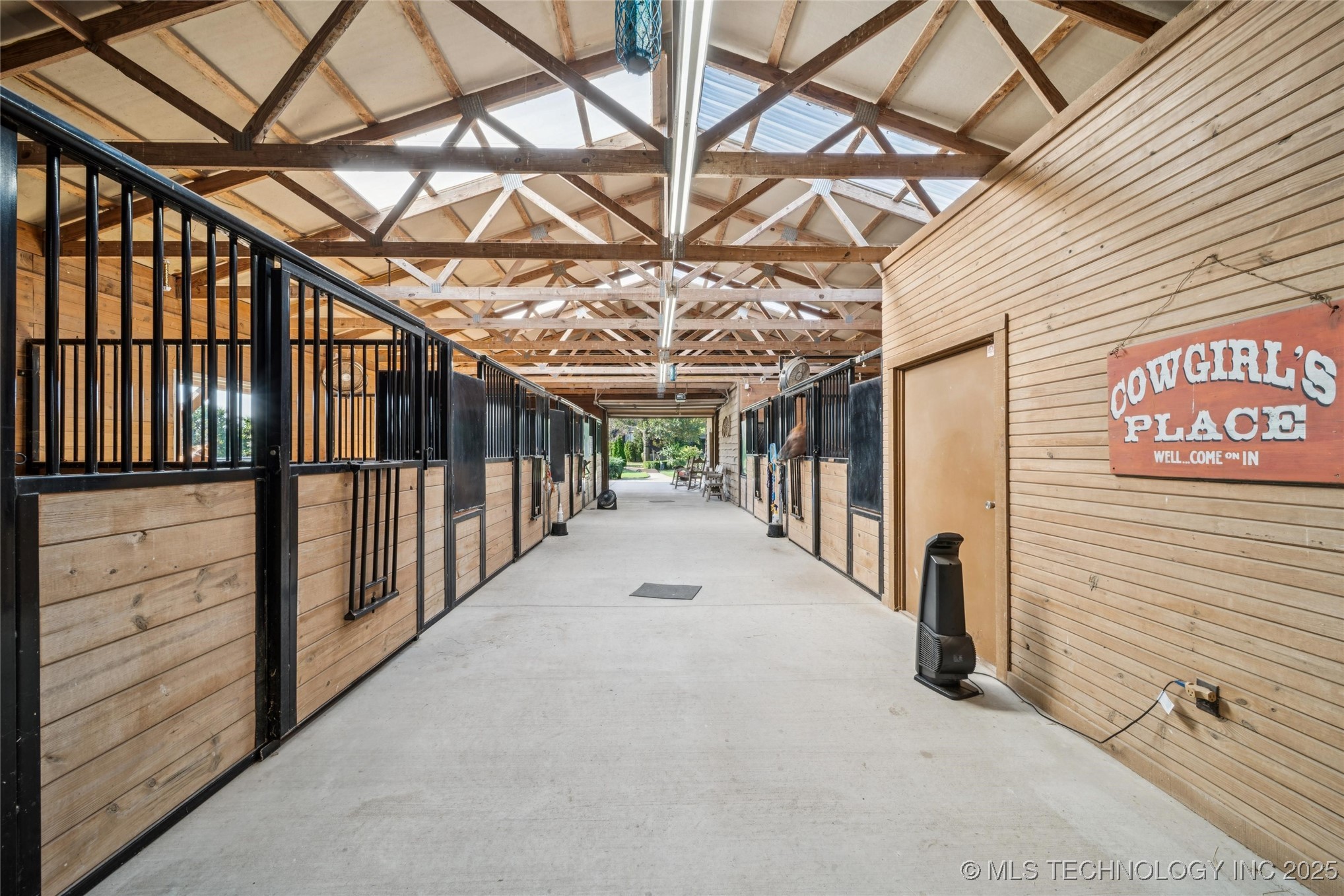 Mounds, Oklahoma, 74047, United States, 4 Bedrooms Bedrooms, ,6 BathroomsBathrooms,Residential,For Sale,1960960