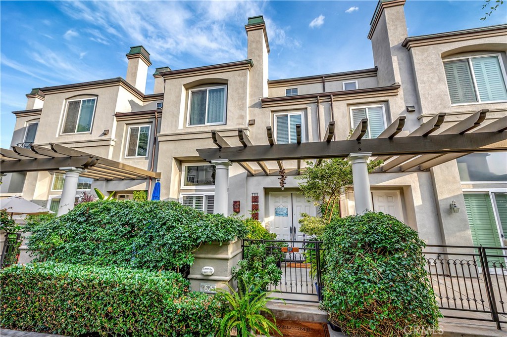 Huntington Beach, California, 92648, United States, 2 Bedrooms Bedrooms, ,3 BathroomsBathrooms,Residential,For Sale,1992033