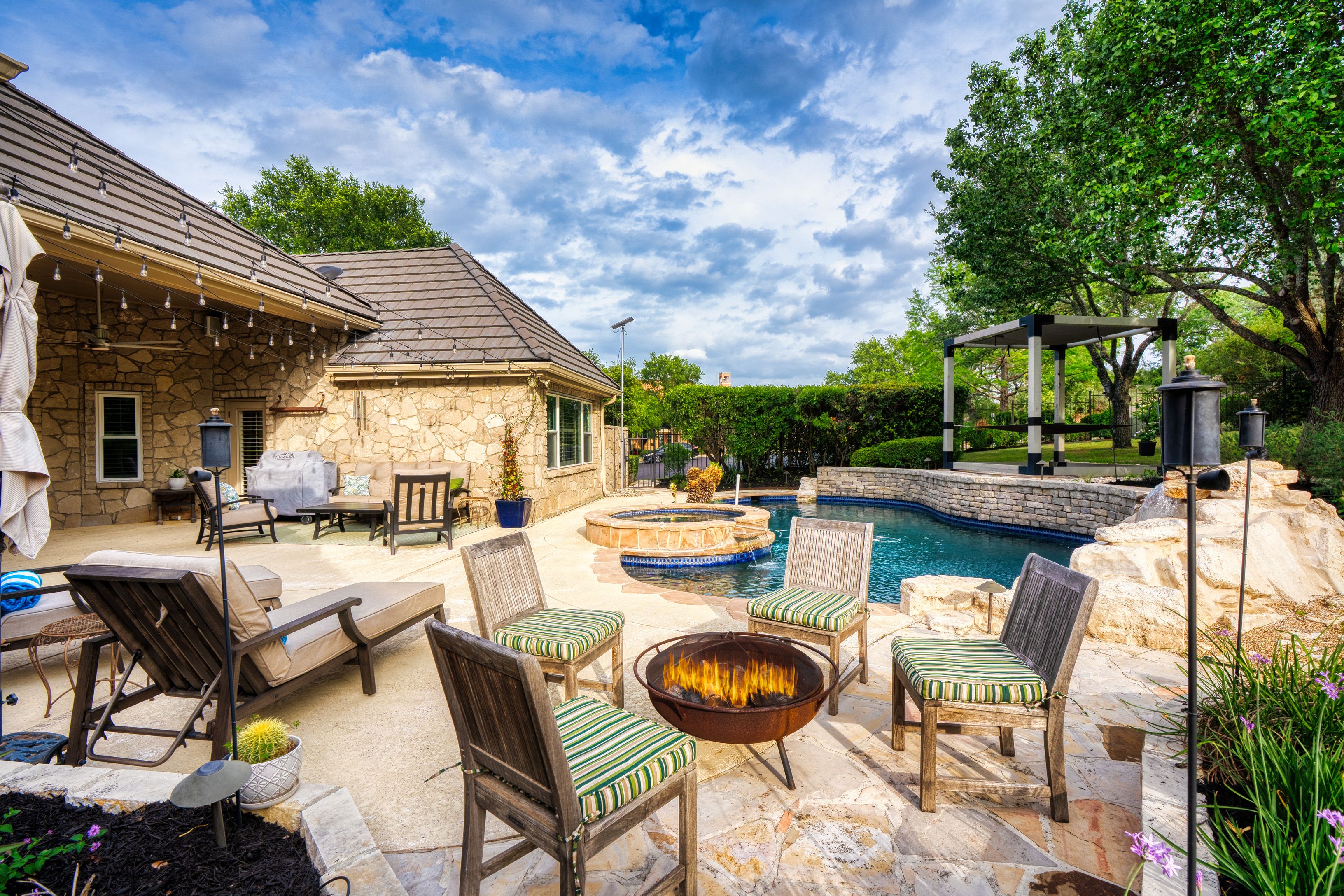  Spacious Estate with Poolside Views - 物件實景
