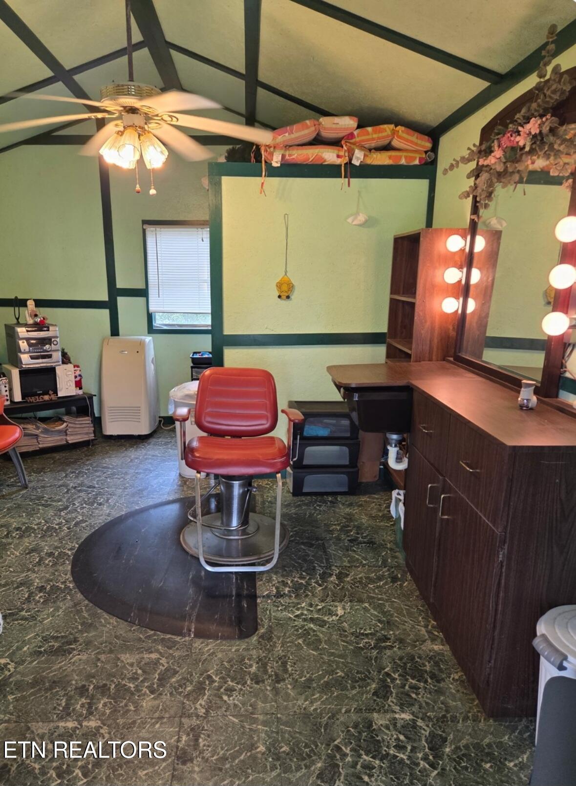 Kingston, Tennessee, 37763, United States, 3 Bedrooms Bedrooms, ,2 BathroomsBathrooms,Residential,For Sale,1891153