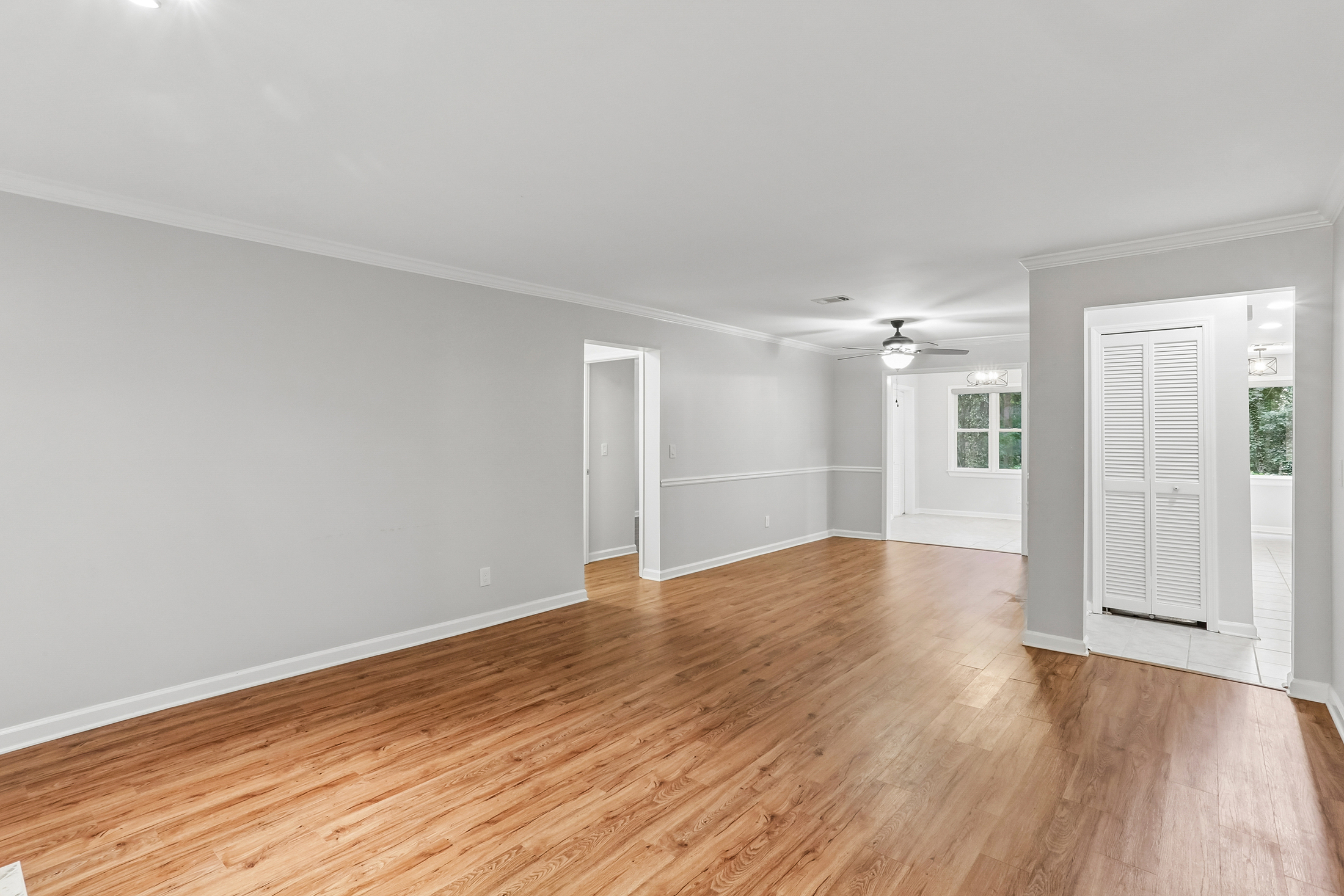  Completely Renovated Move-In Ready End Unit - 物件實景