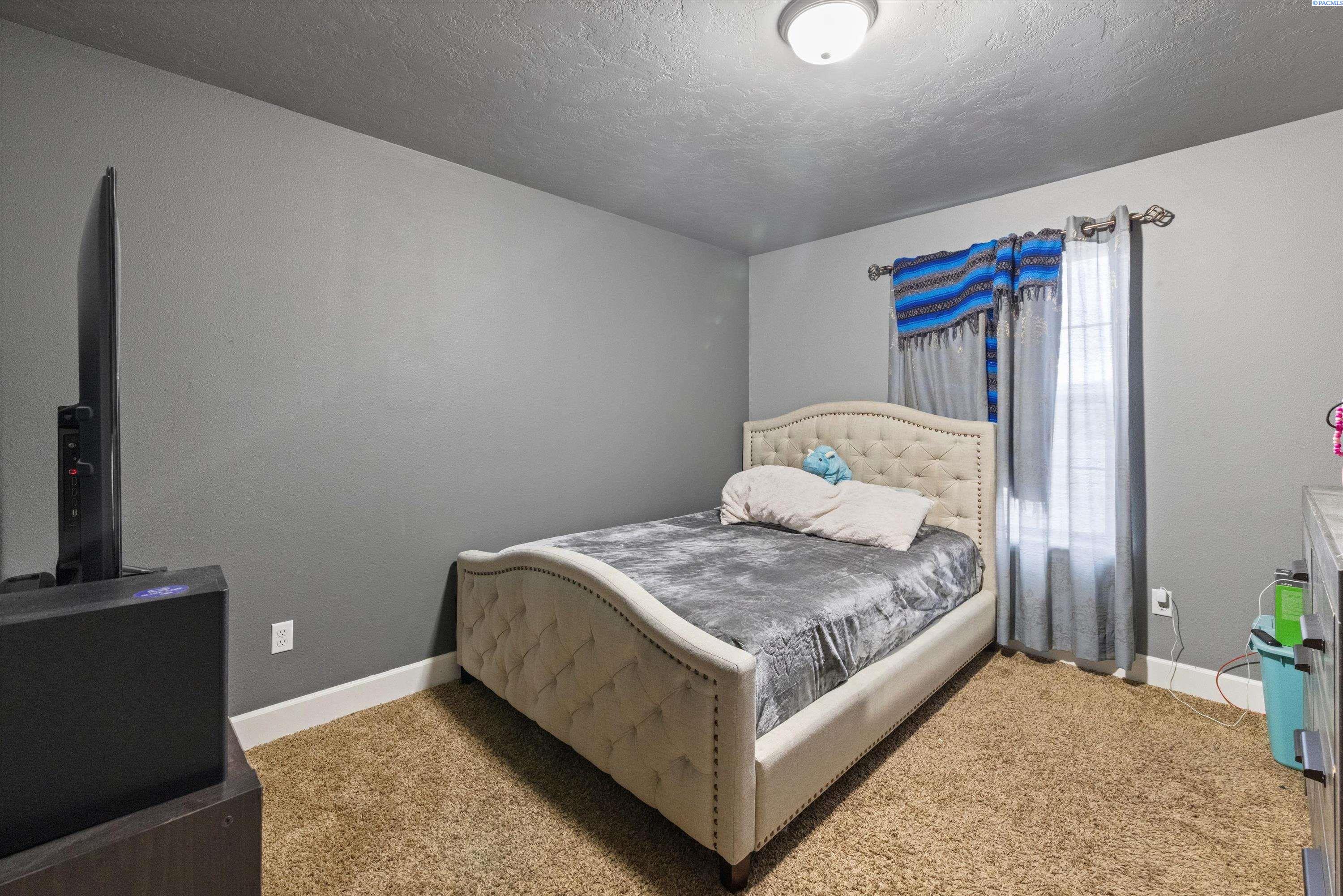 Pasco, Washington, 99301, United States, 6 Bedrooms Bedrooms, ,3 BathroomsBathrooms,Residential,For Sale,1705184