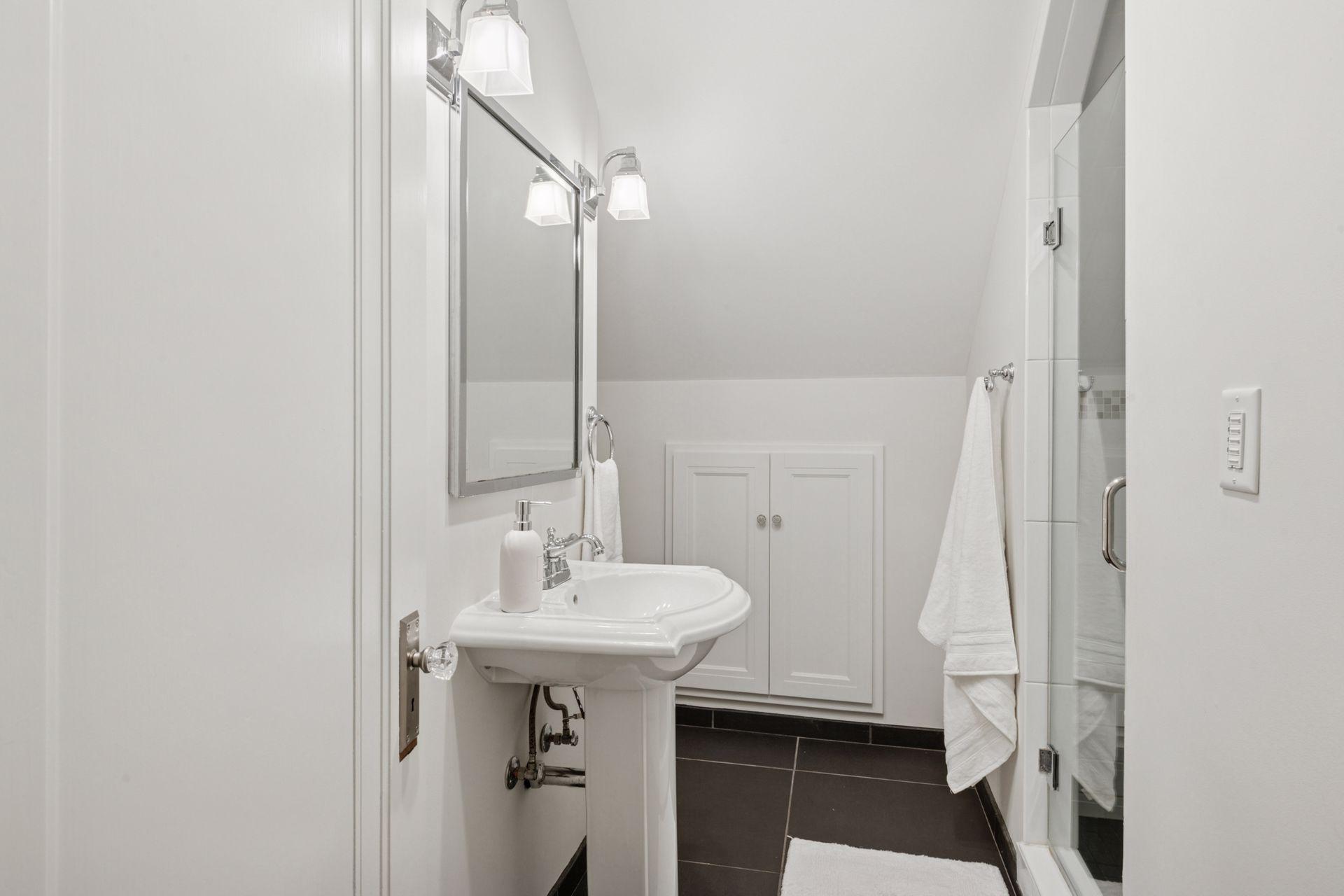 Minneapolis, Minnesota, 55410, United States, 4 Bedrooms Bedrooms, ,1 BathroomBathrooms,Residential,For Sale,1939161