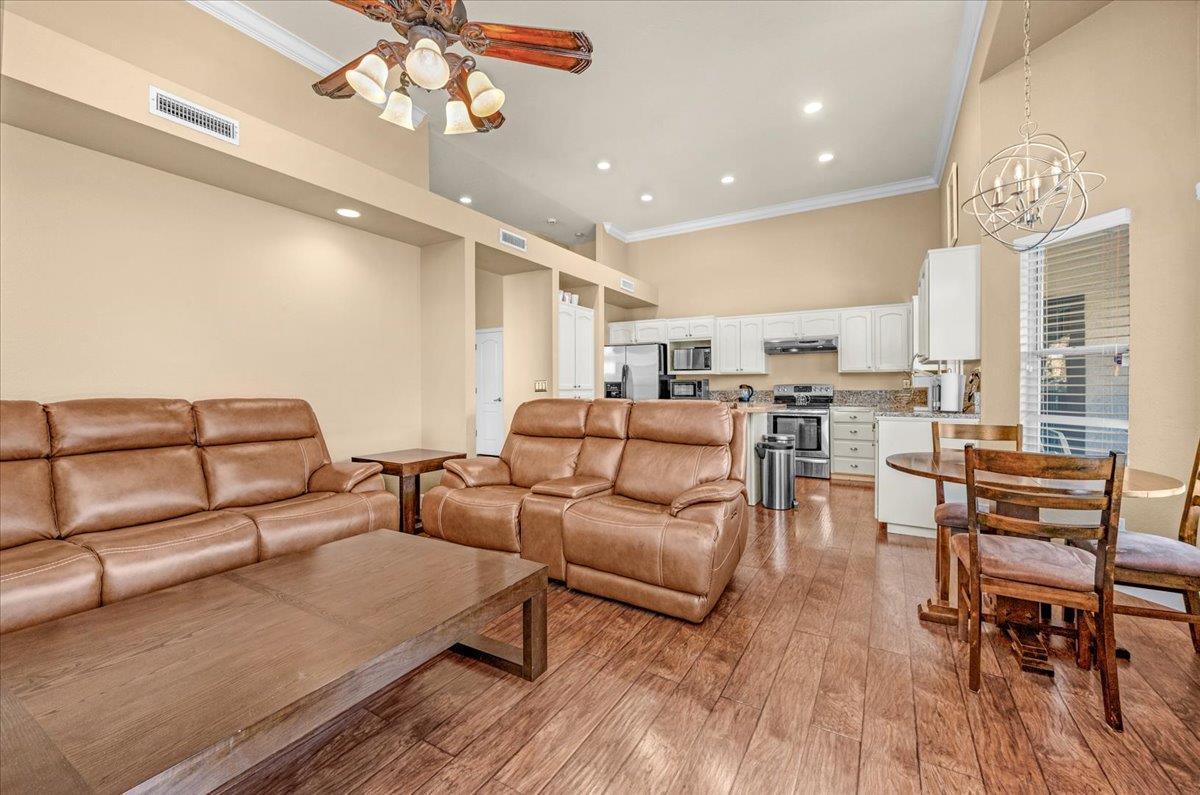 Fresno, California, 93720, United States, 5 Bedrooms Bedrooms, ,3 BathroomsBathrooms,Residential,For Sale,1981916