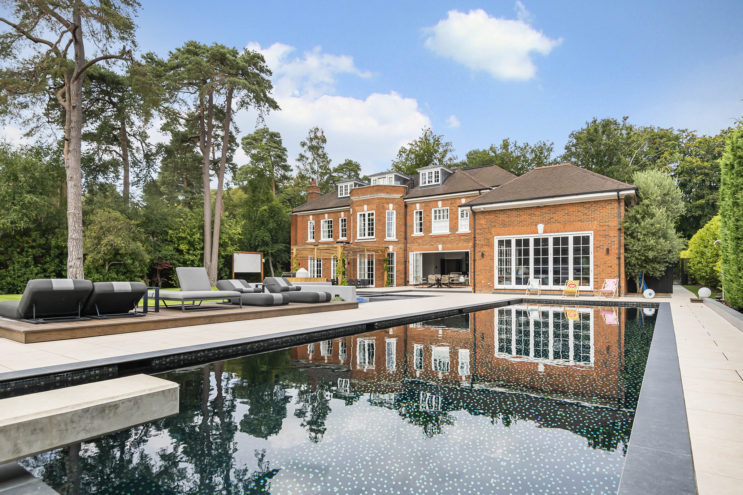  Luxury amenities and an abundance of space in this gated home - 物件實景