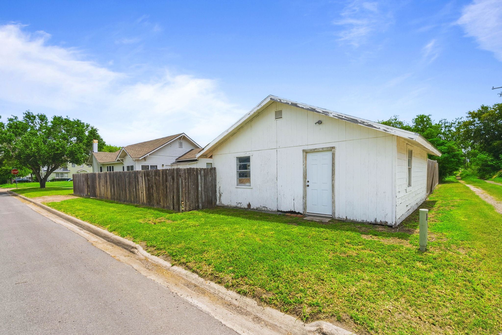  Corner Lot Living In Kingsville - 物件實景