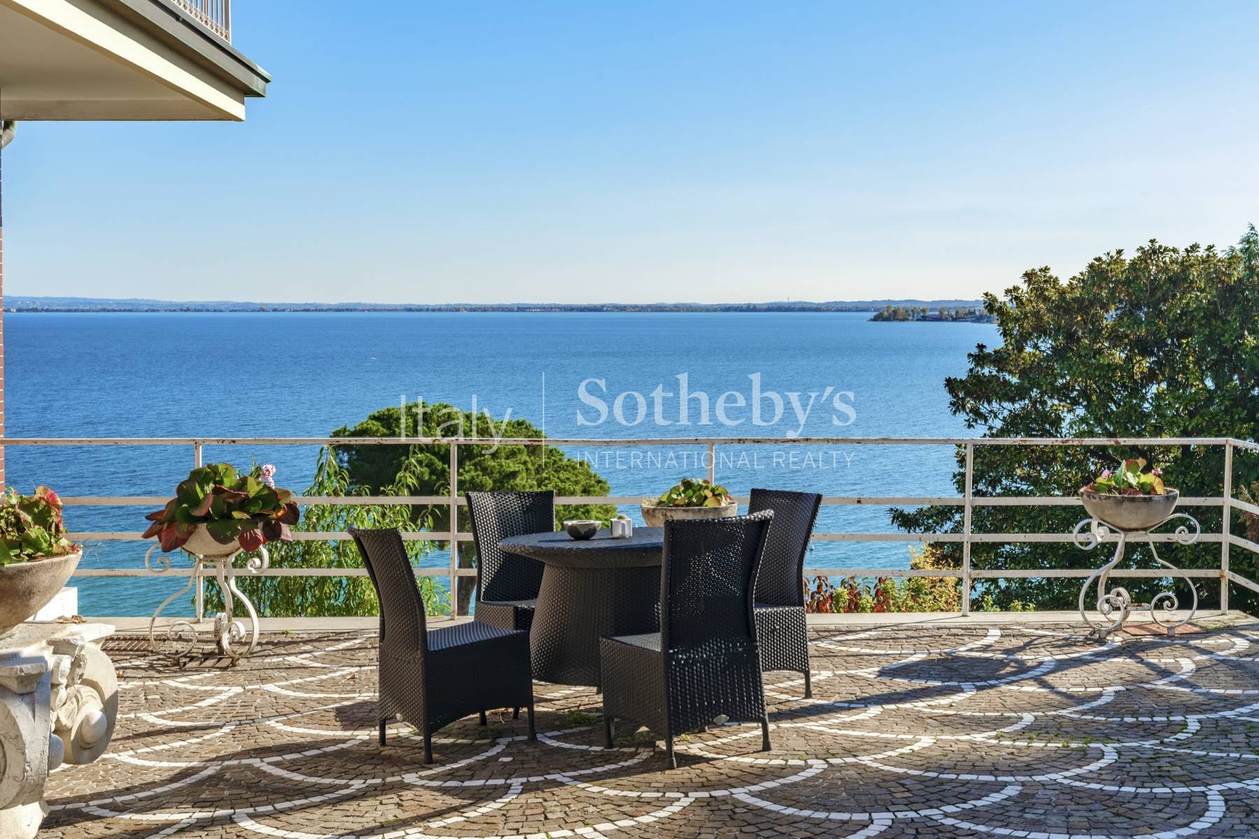  Prestigious lakefront estate with private boathouse and dock - 物件實景